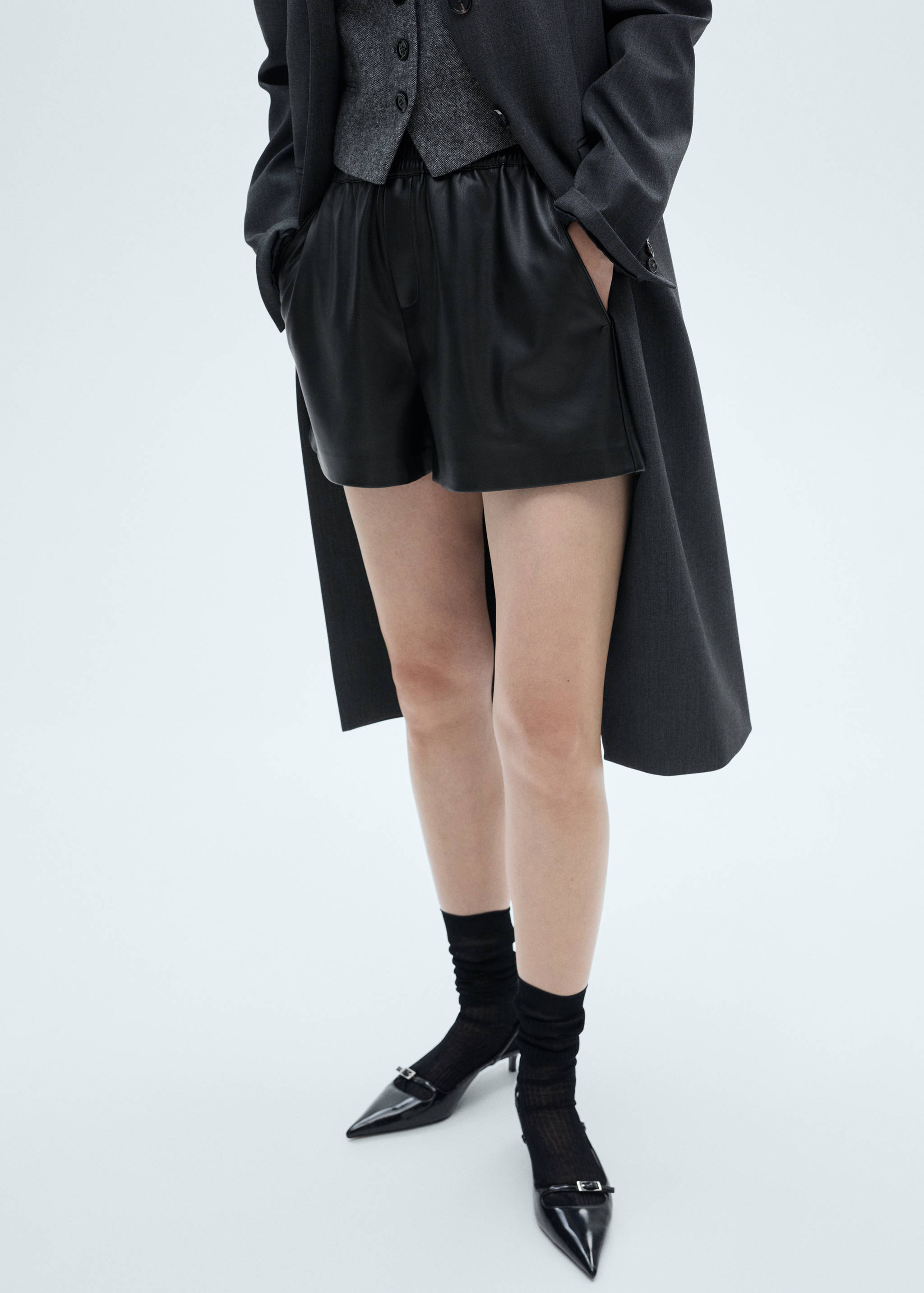 Faux-leather shorts with elastic waist - Medium plane