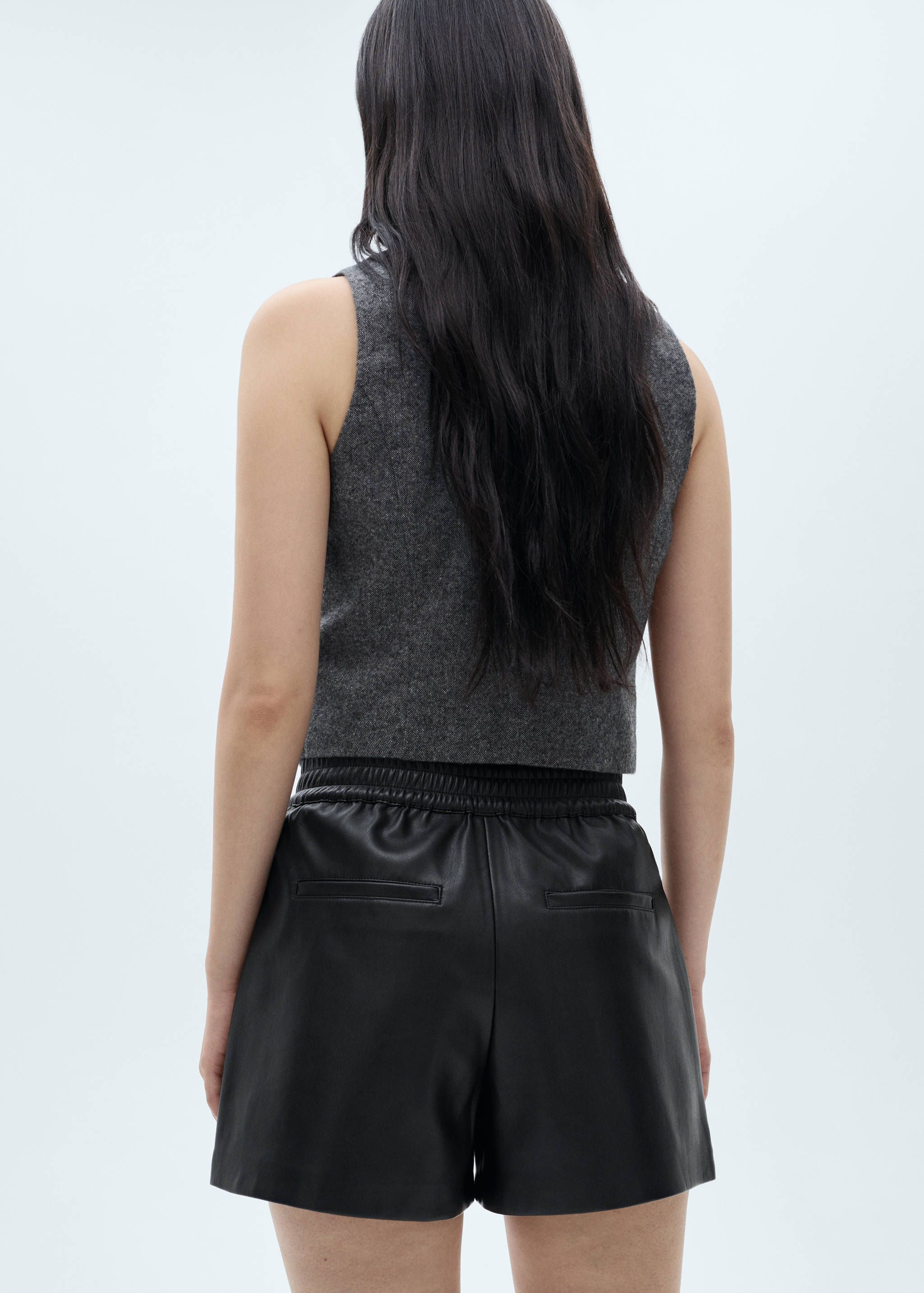 Faux-leather shorts with elastic waist - Reverse of the article