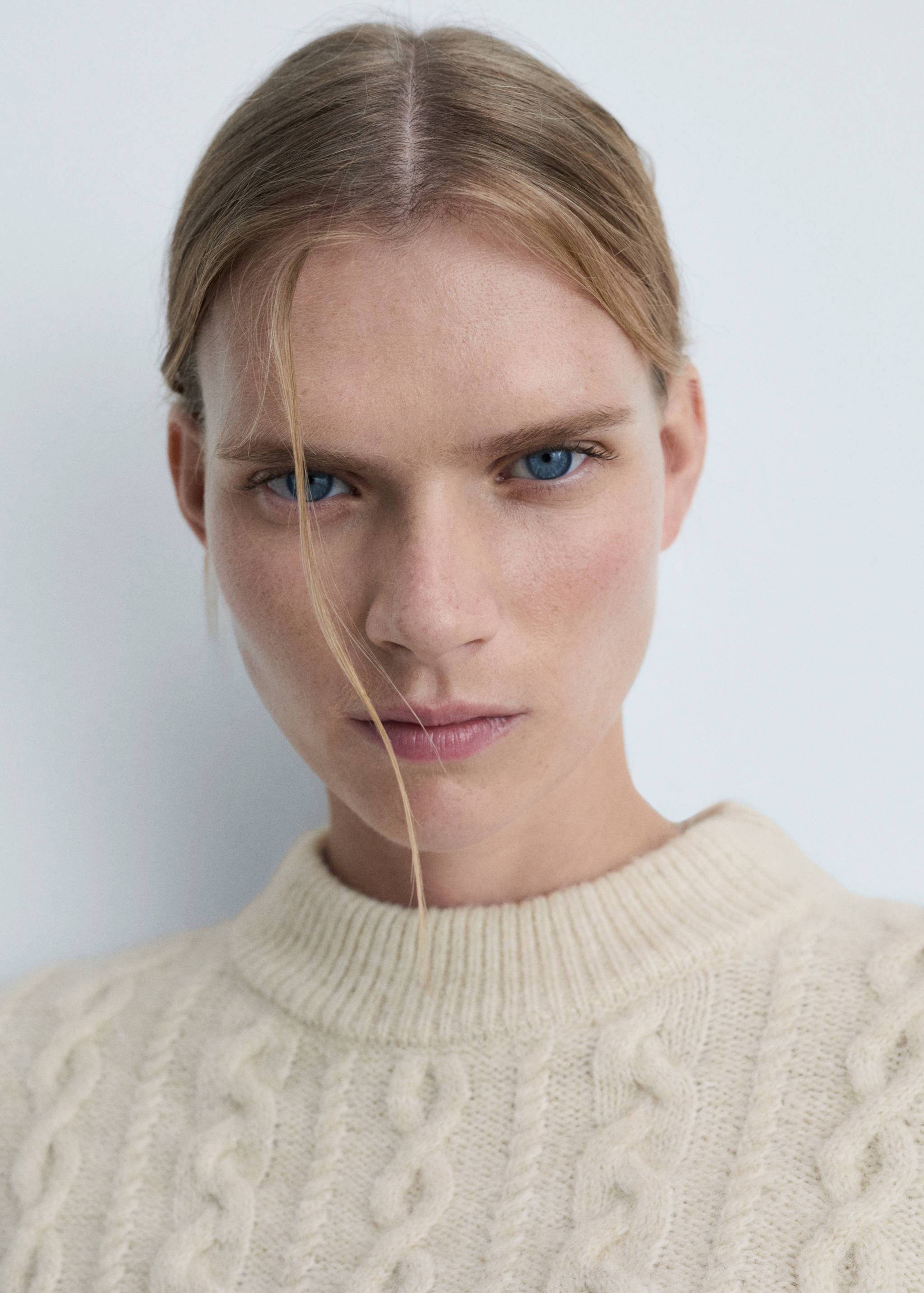 Round-neck braided sweater - Details of the article 1