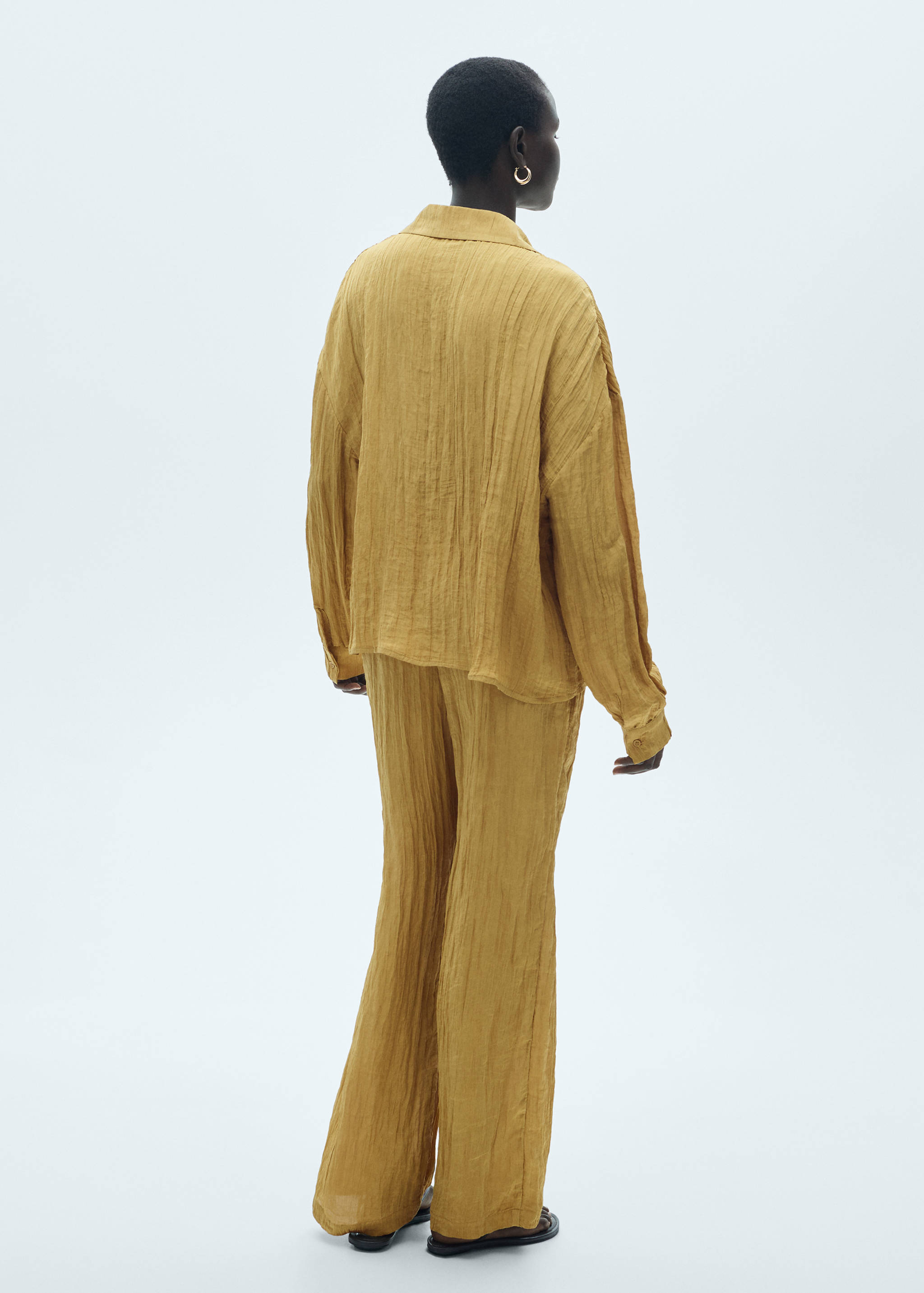 Pocket textured shirt - Reverse of the article