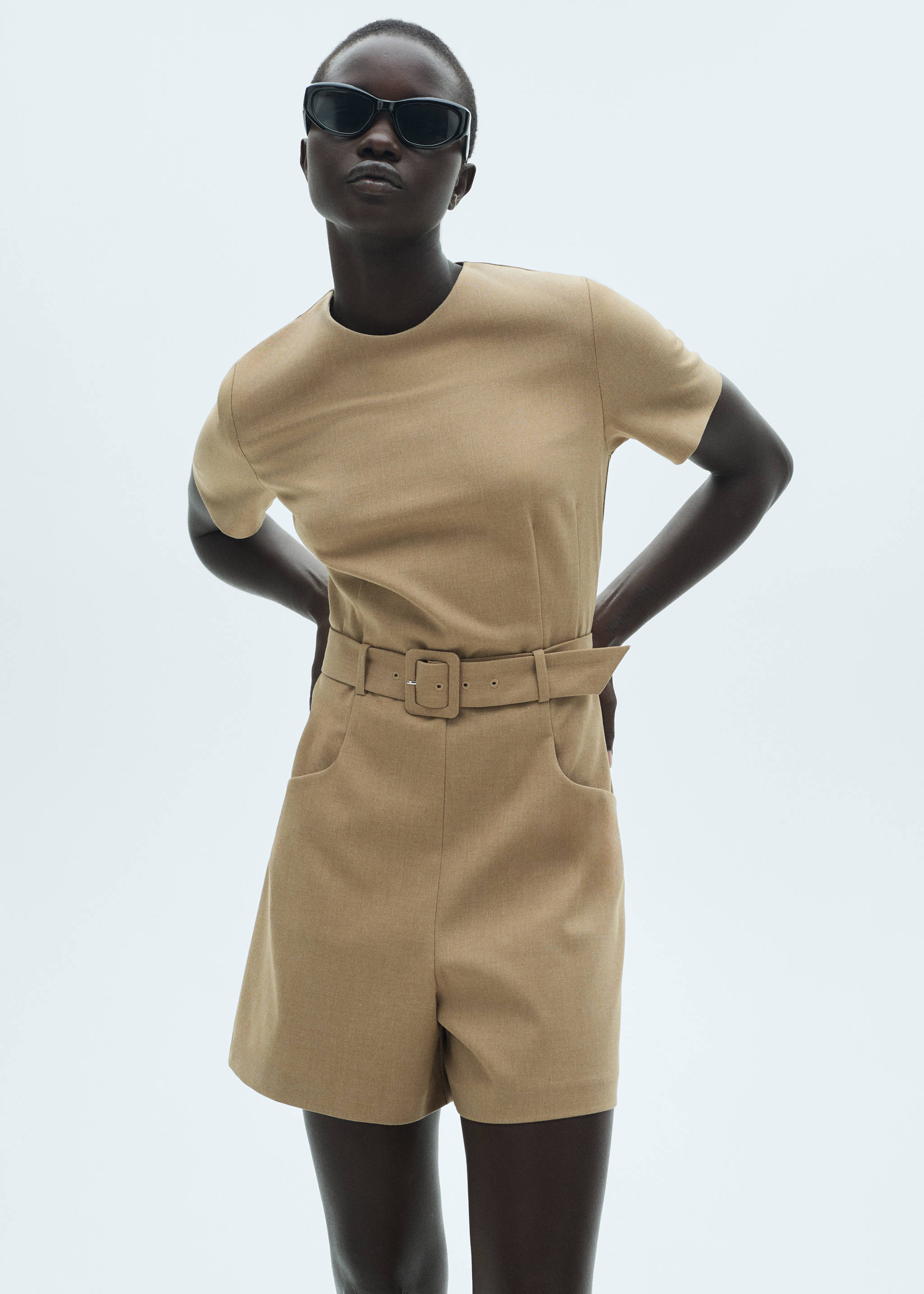 Kurzer Overall mit Gürtel - Mittlere Ansicht