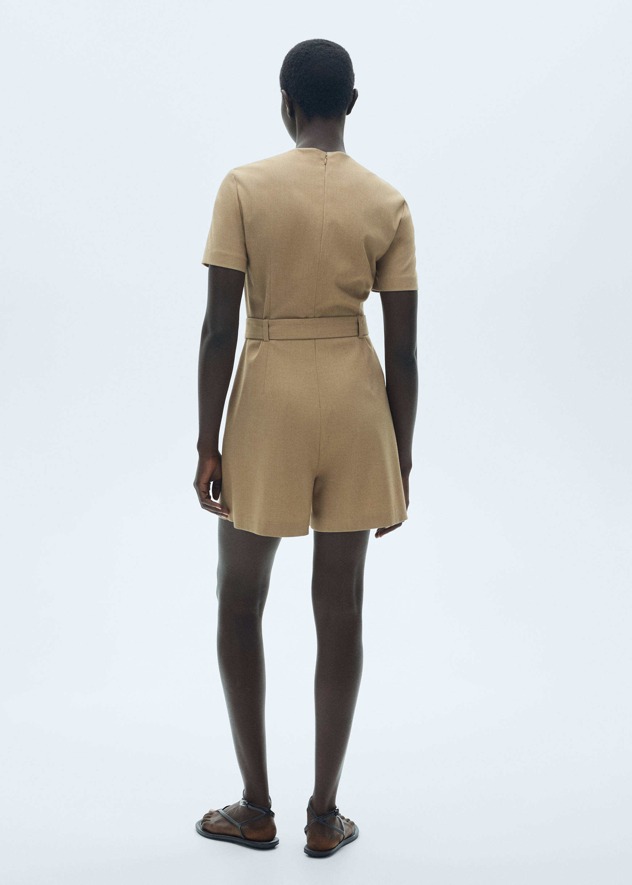 Kurzer Overall mit Gürtel - Rückseite des Artikels
