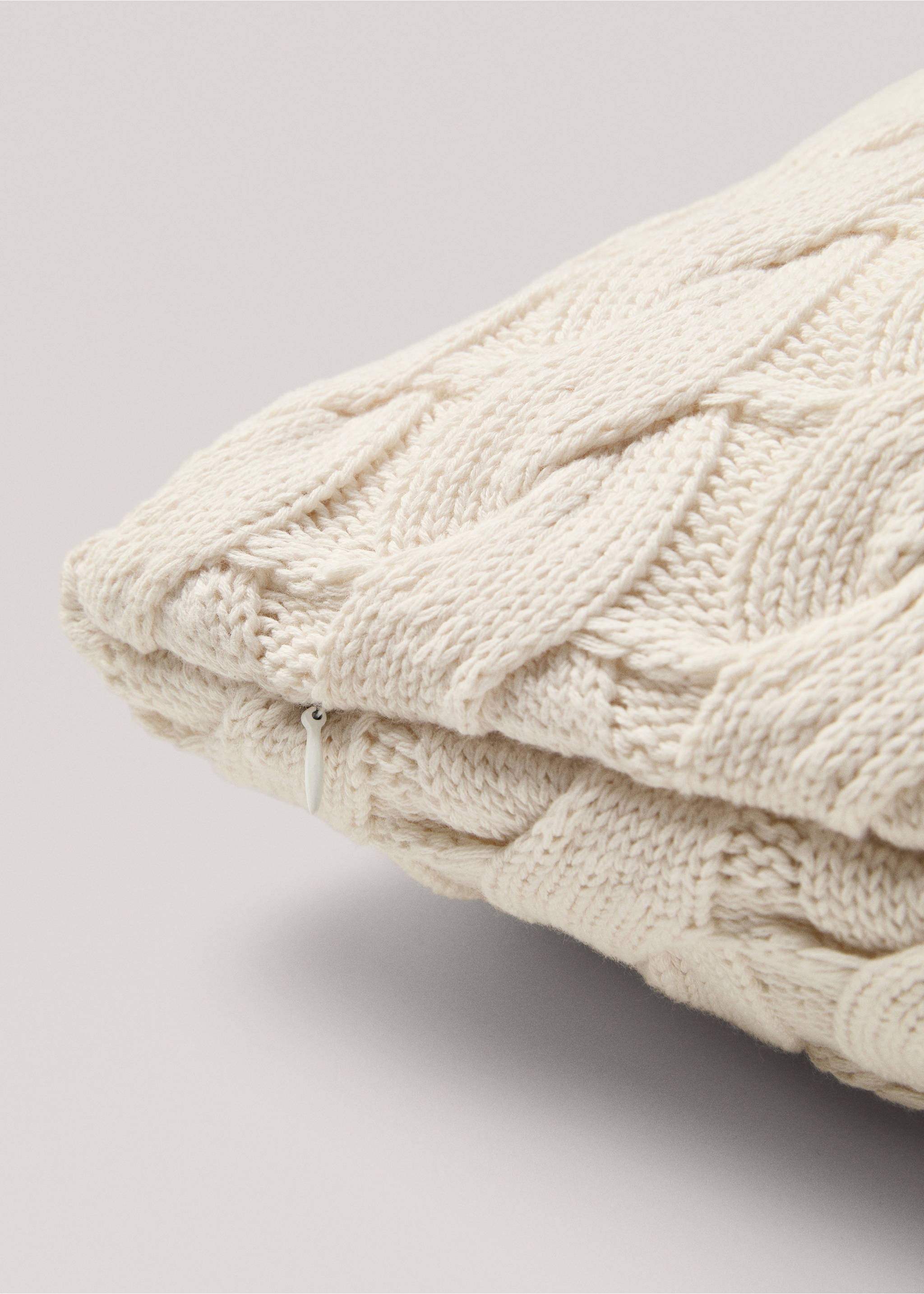 100% cotton braided knit cushion cover 17.7x17.7in - Details of the article 1, Off White. Ref: 77077670-00.