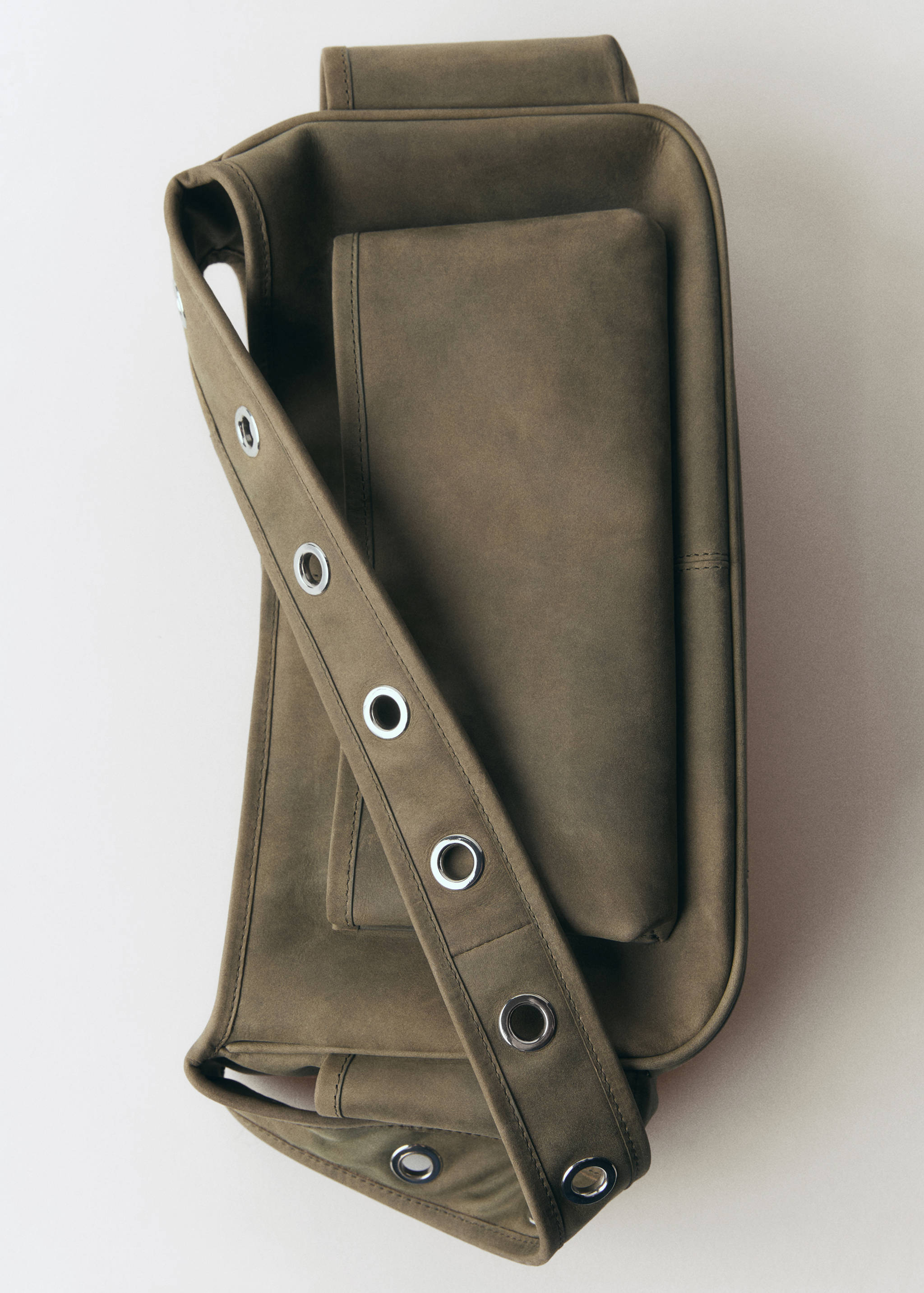 Leather bag with studs and pockets - Details of the article 5