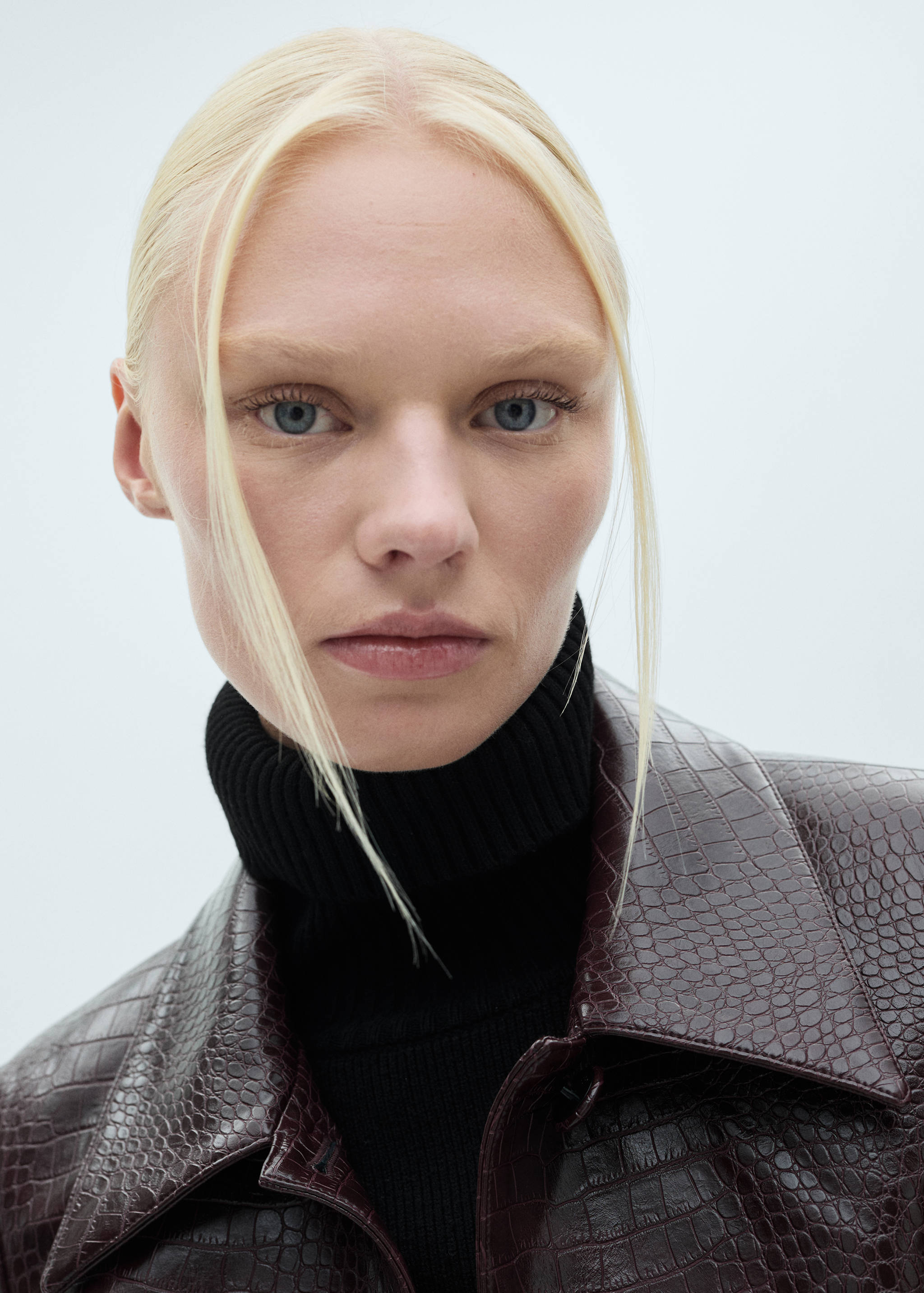 Kurzes Strickkleid mit weitem Rollkragen - Detail des Artikels 1