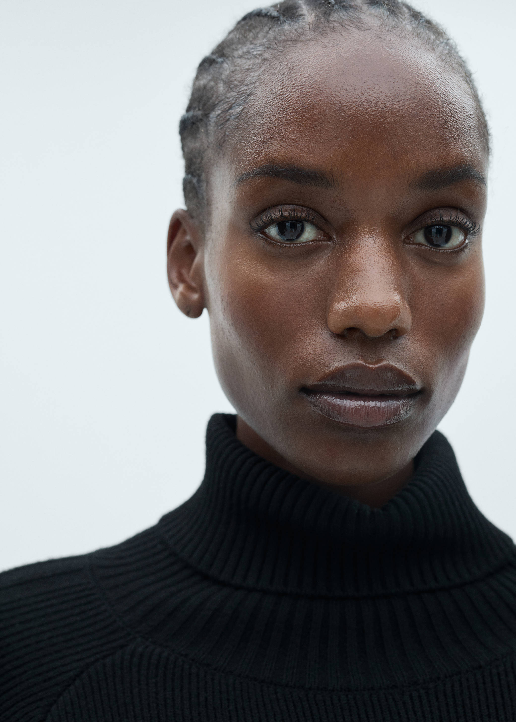 Kurzes Strickkleid mit weitem Rollkragen - Detail des Artikels 4