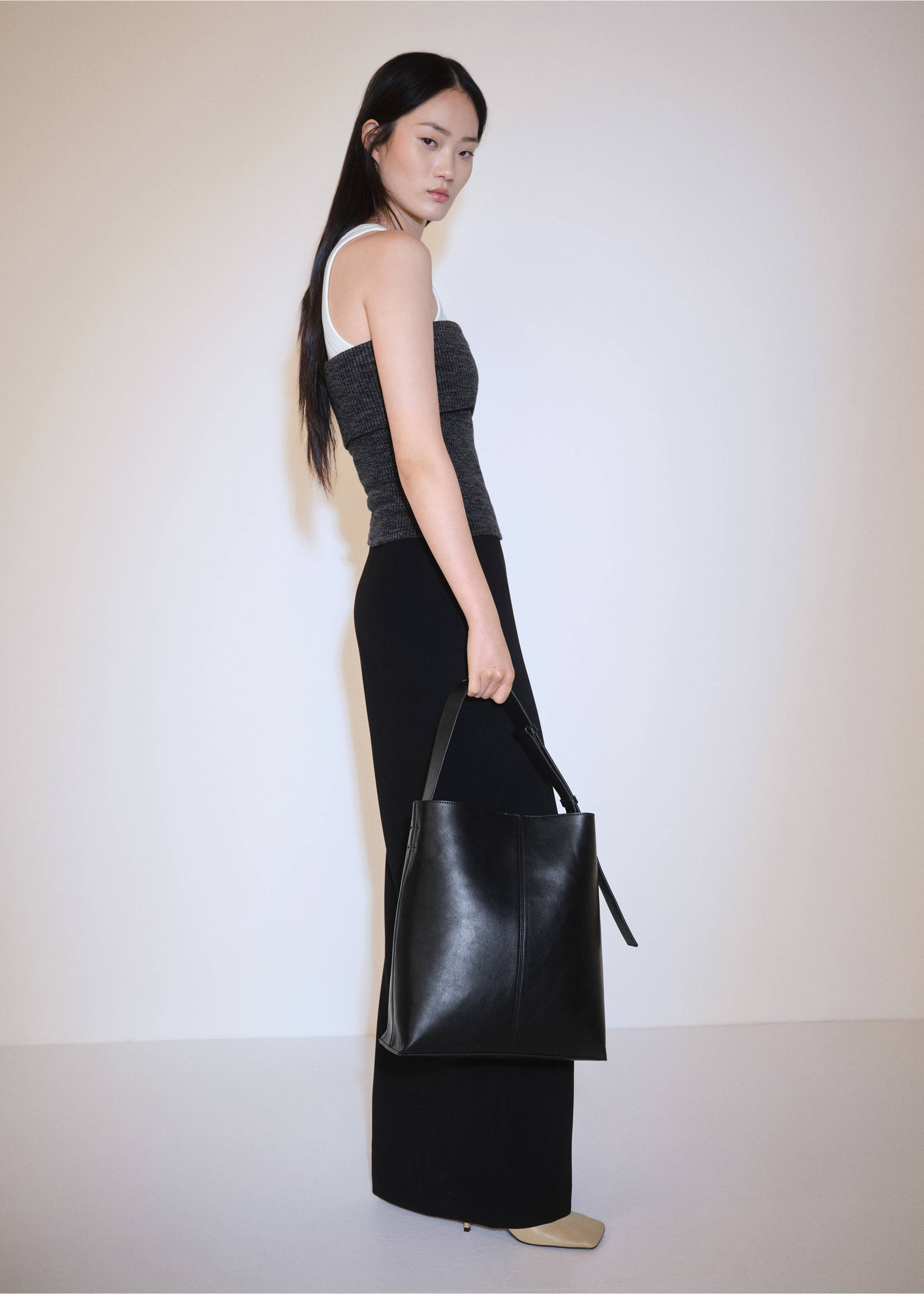 Top encolure retournée - Détail de l'article 6, Gris. Ref: 77077691-00.