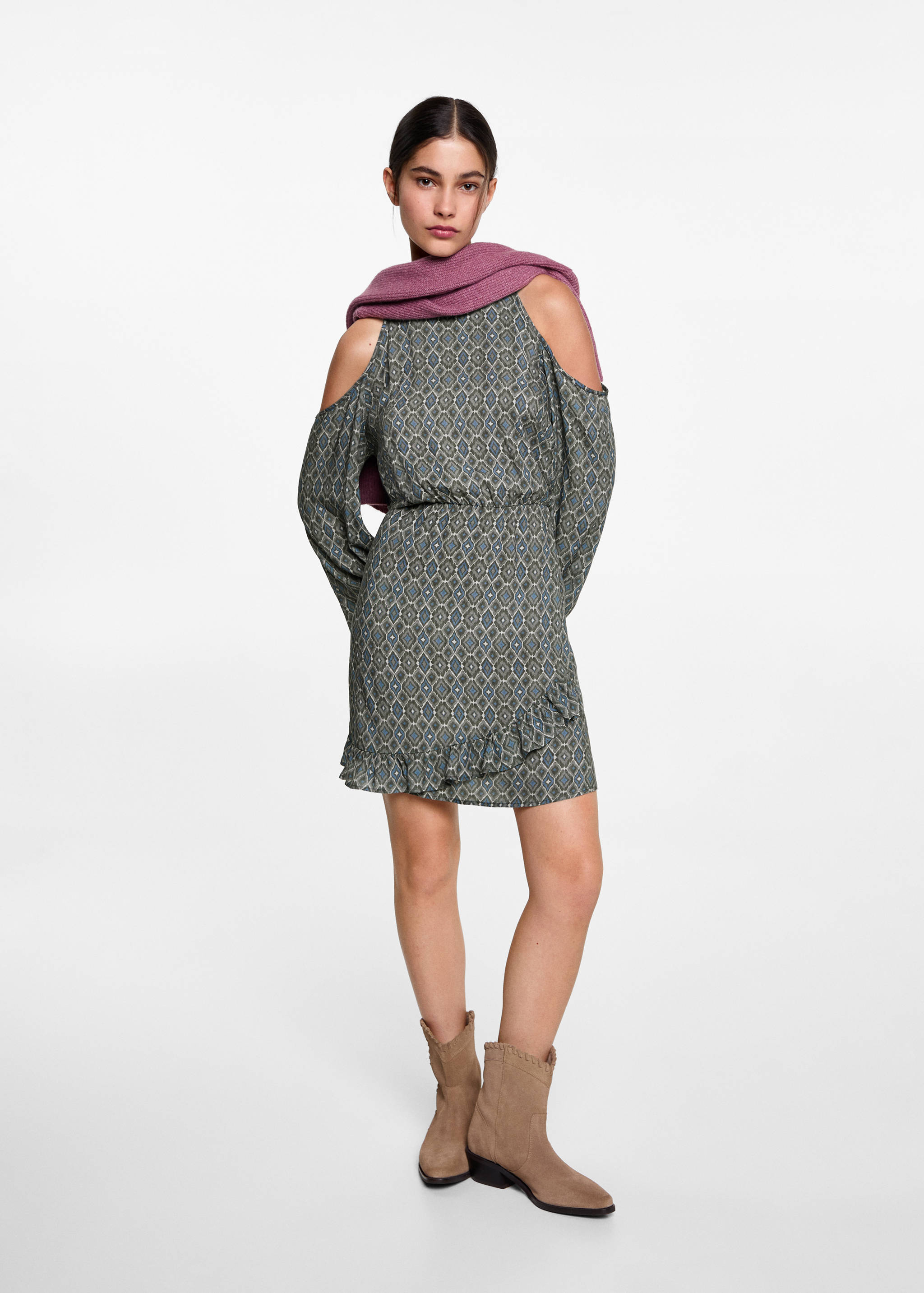 Vestido corto hombros descubiertos - Plano general