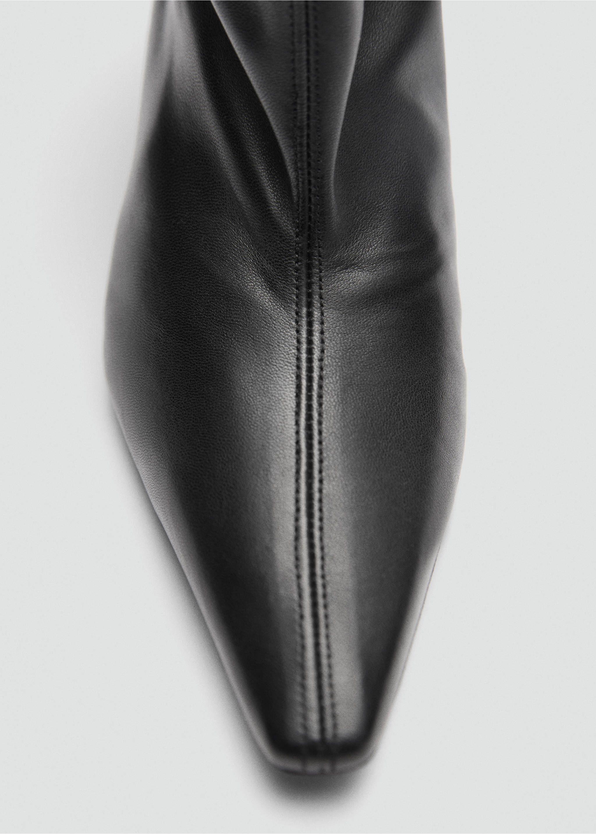 Botim de pele com salto kitten - Pormenor do artigo 3, Preto. Ref: 77077714-00.