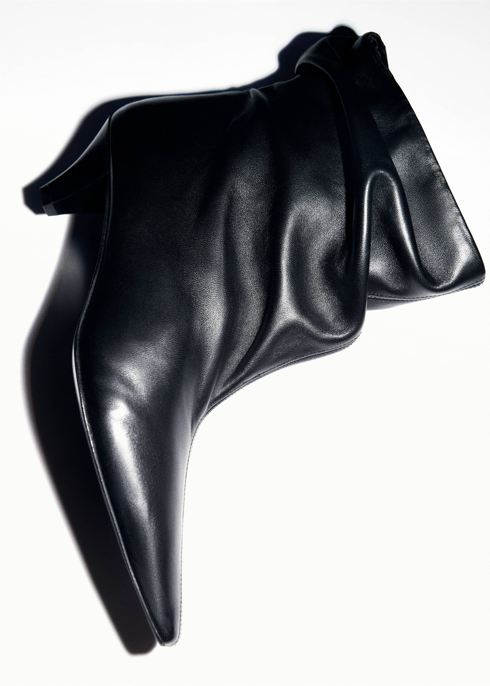 Botim de pele com salto kitten - Pormenor do artigo 5, Preto. Ref: 77077714-00.