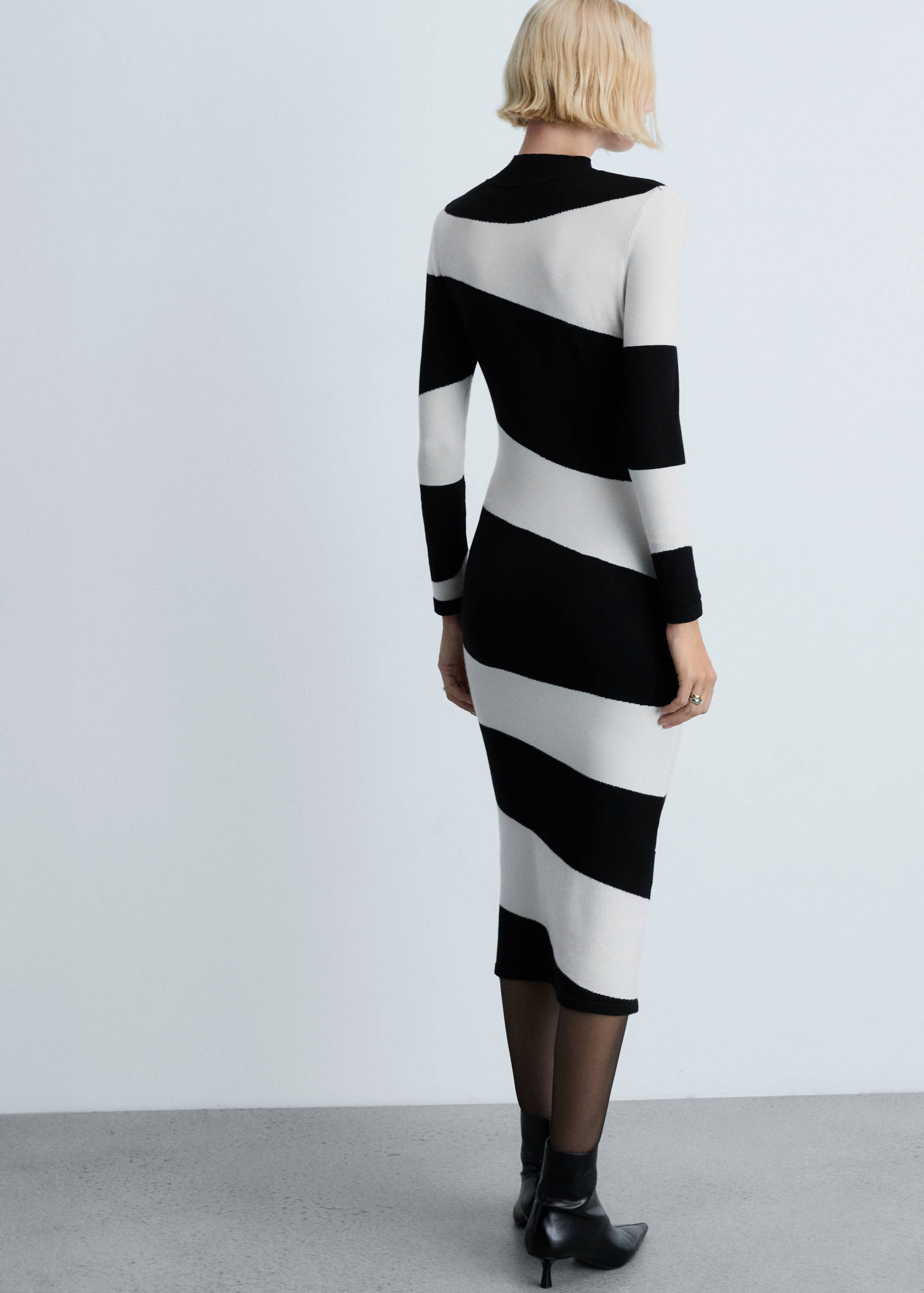 Midikleid mit halbhohem Kragen - Rückseite des Artikels