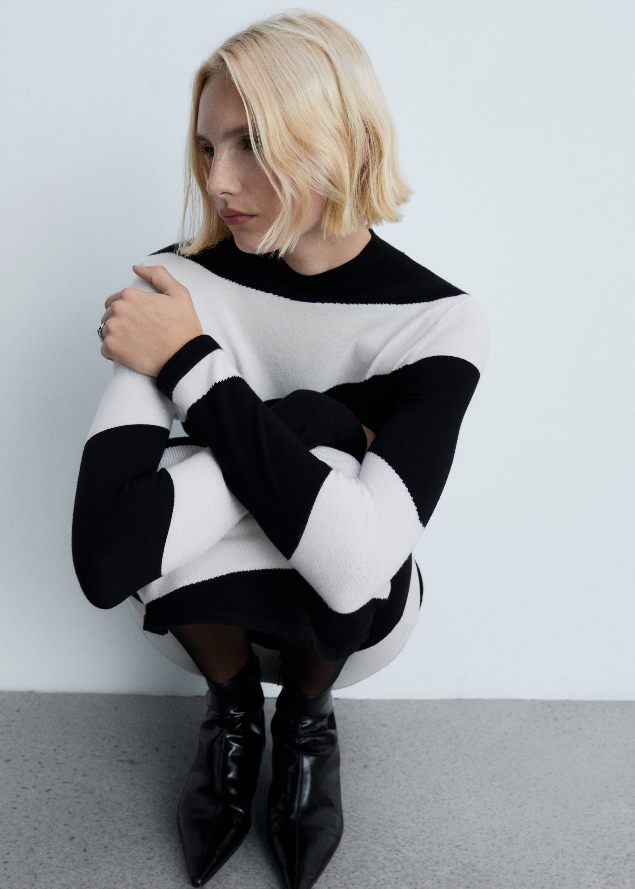 Midikleid mit halbhohem Kragen - Detail des Artikels 2, Schwarz. Ref: 77077718-00.