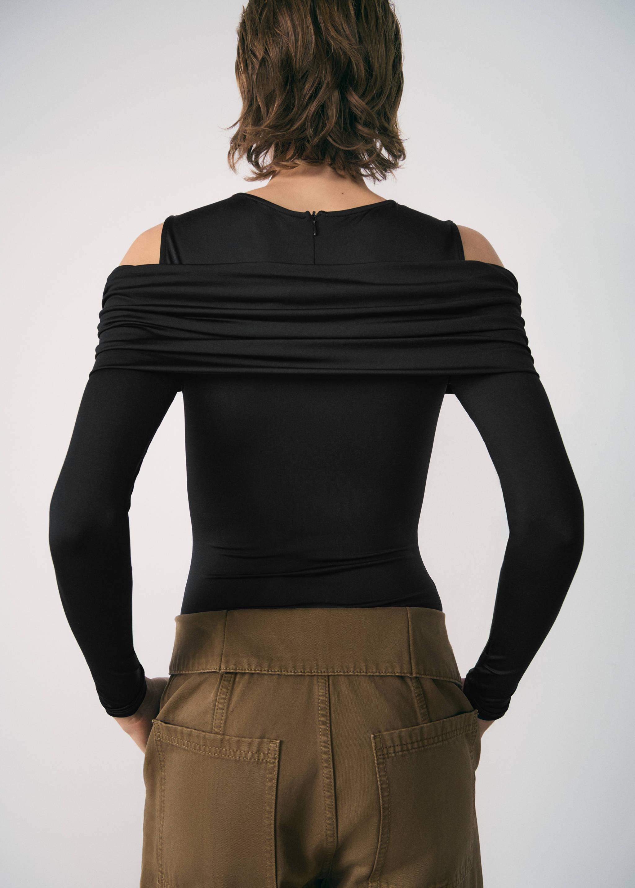 Body z odkrytymi ramionami - Tylna strona artykułu