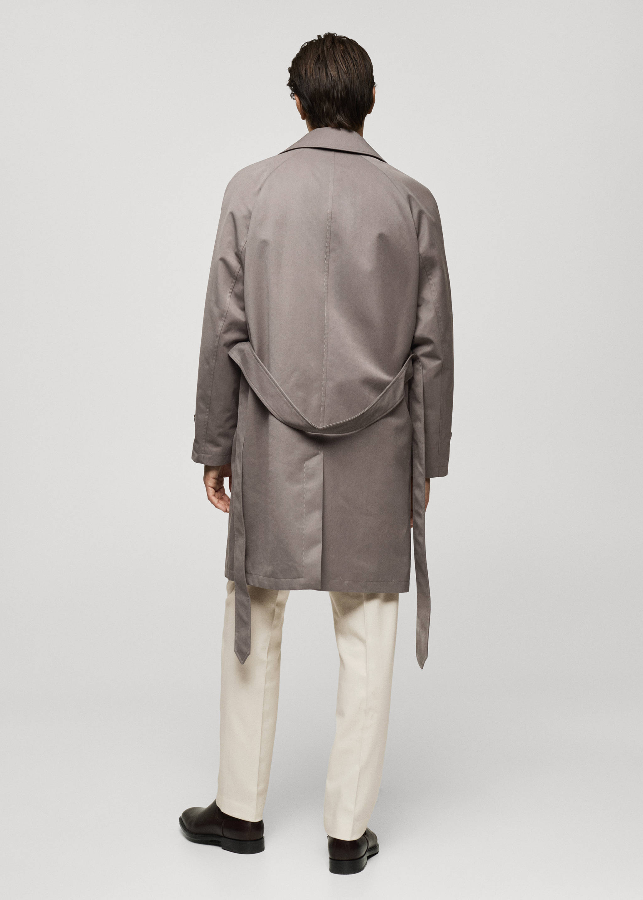 Trenchcoat mit Gürtel und mattiertem Finish - Rückseite des Artikels