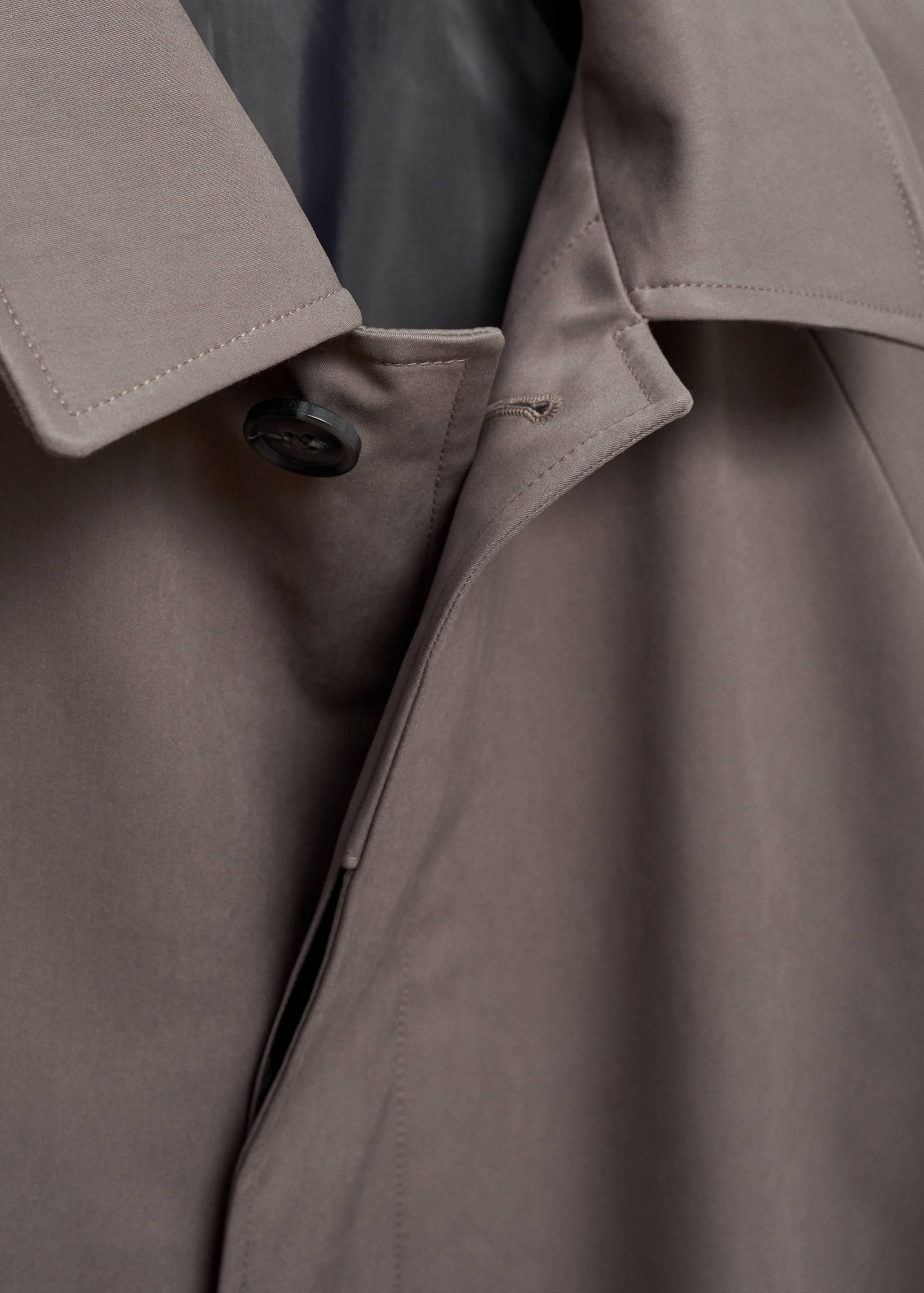 Trenchcoat mit Gürtel und mattiertem Finish - Detail des Artikels 8