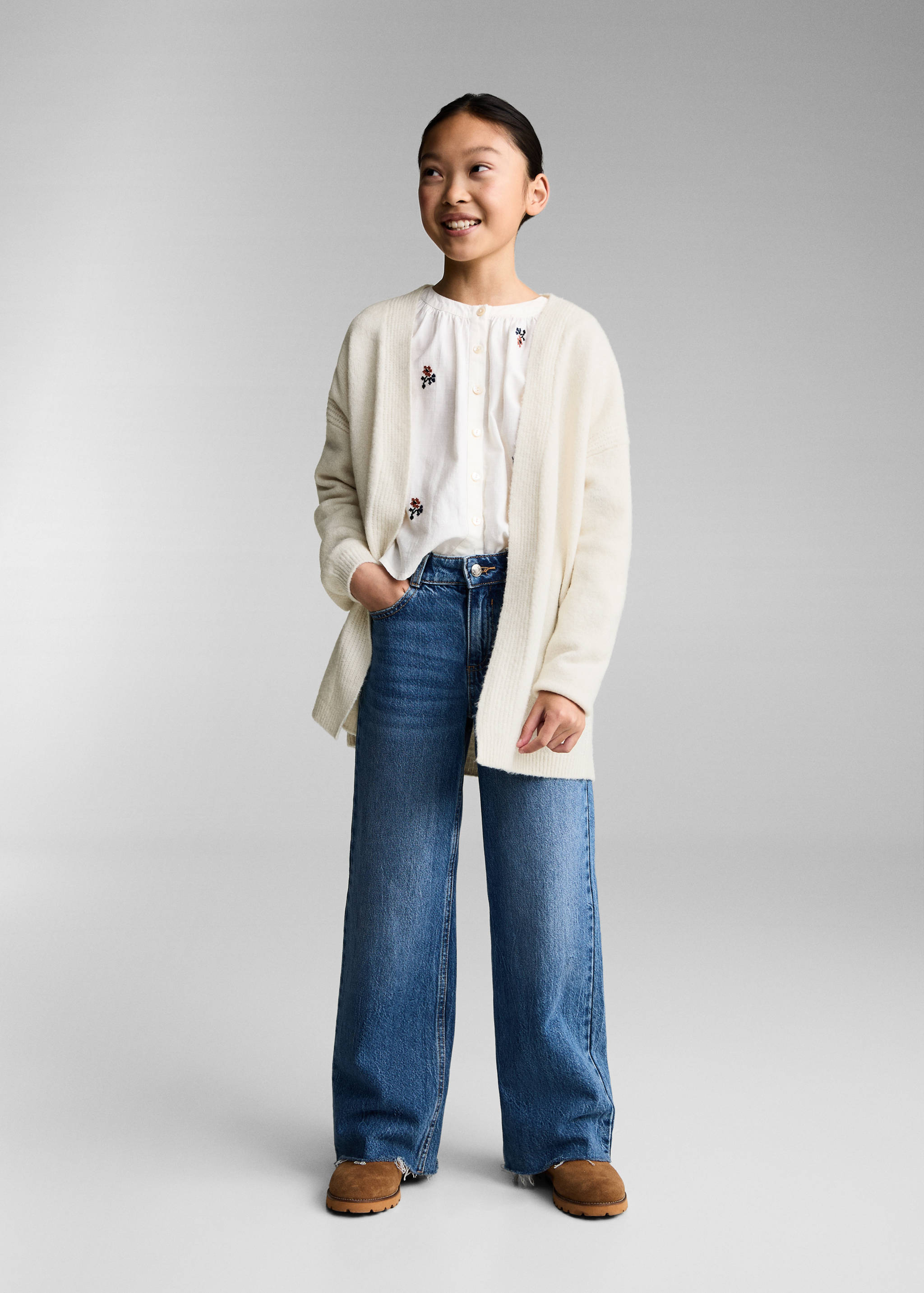 V-neck knitted cardigan - General plane