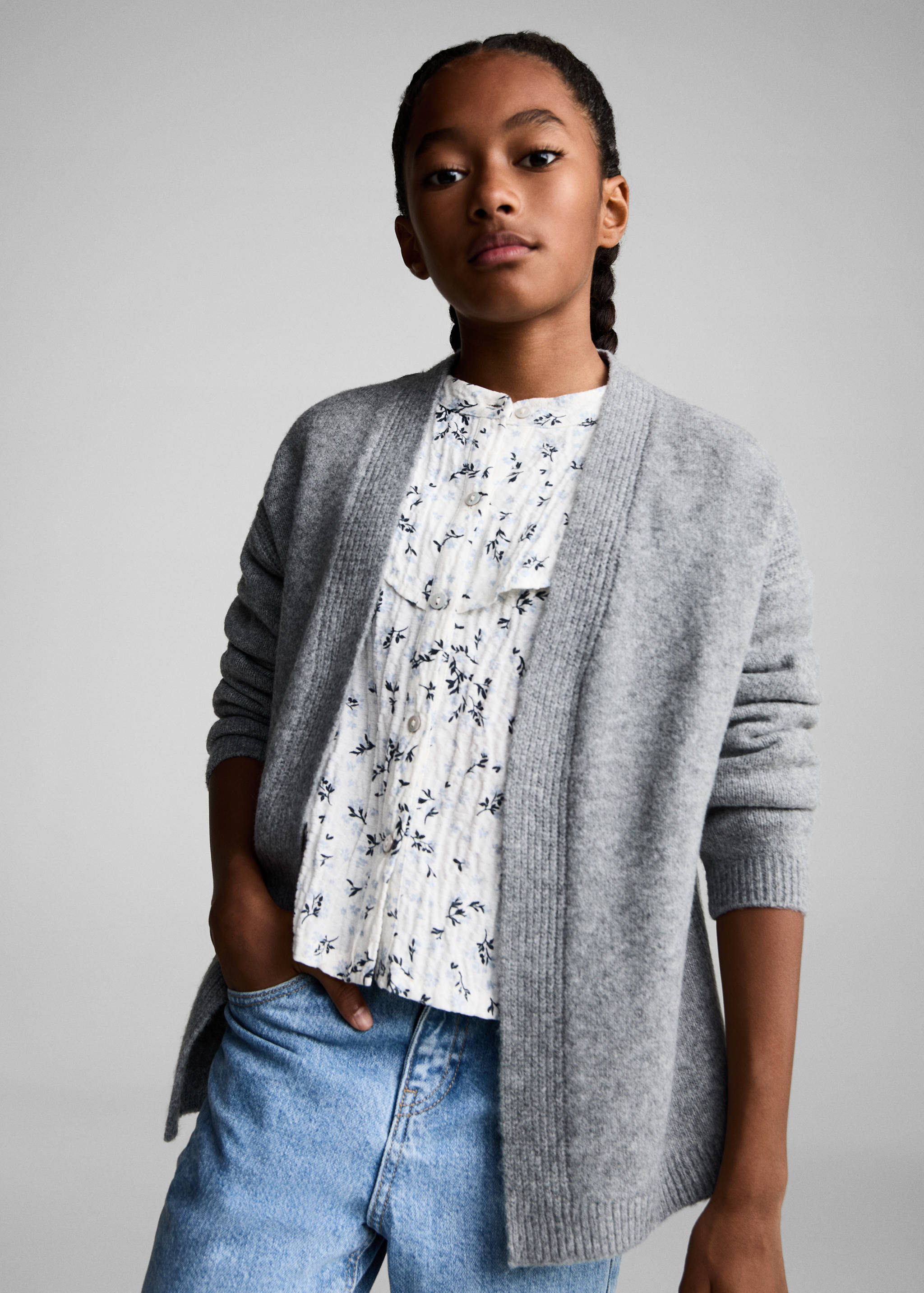 V-neck knitted cardigan - Medium plane