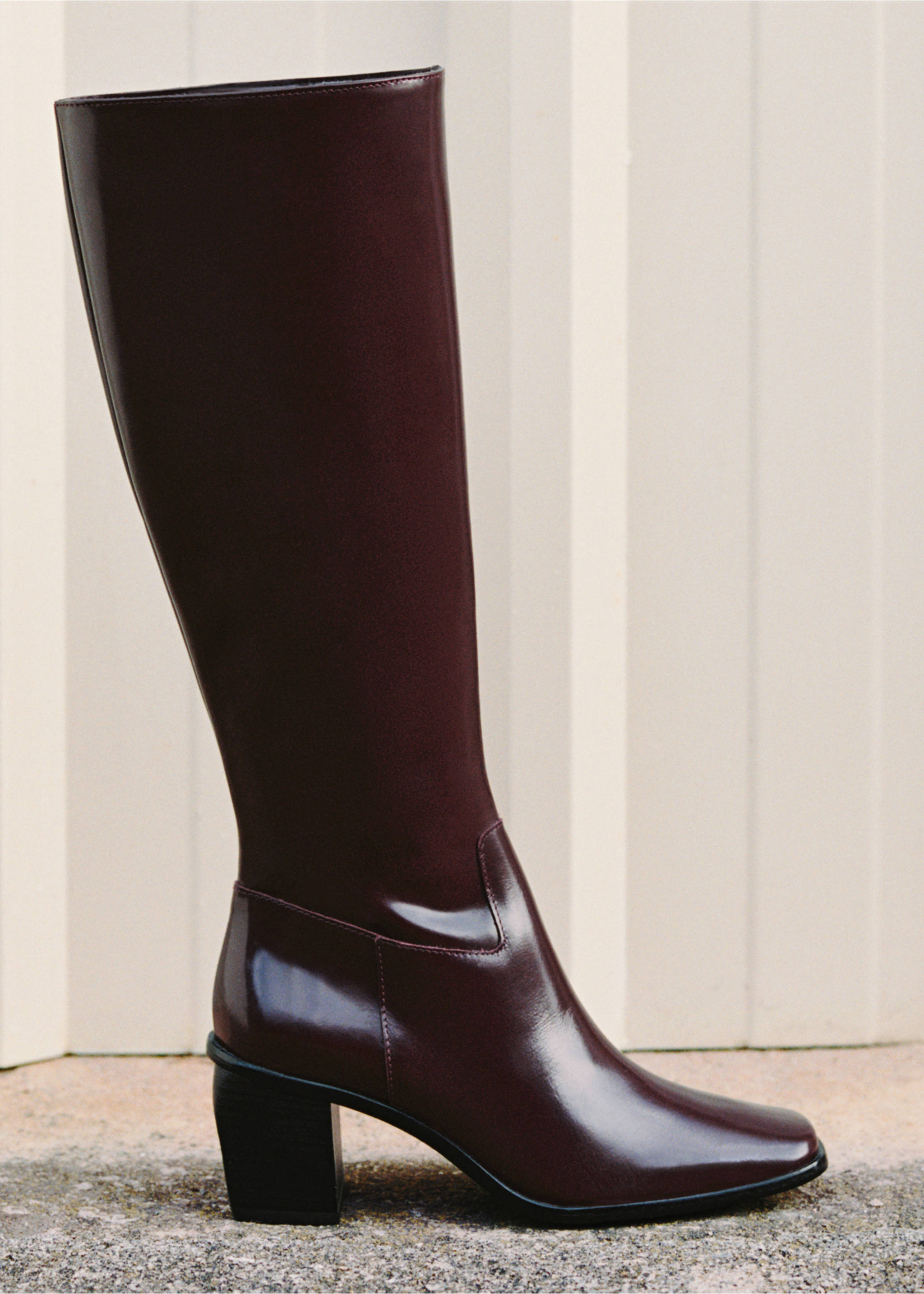 Leather boots with zip - Details of the article 6, Burgundy. Ref: 77077933-00.