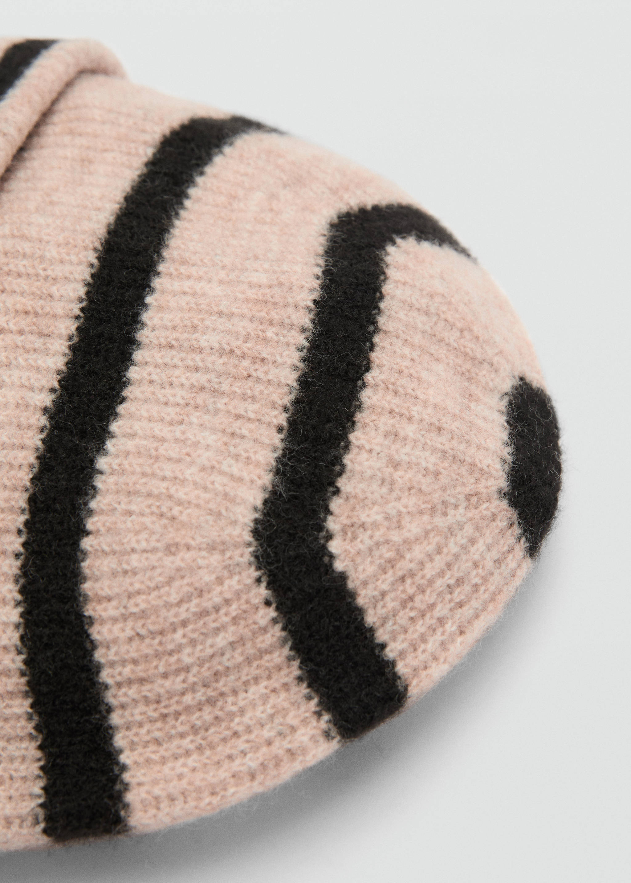 Czapka dzianinowa w paski - Plan średni