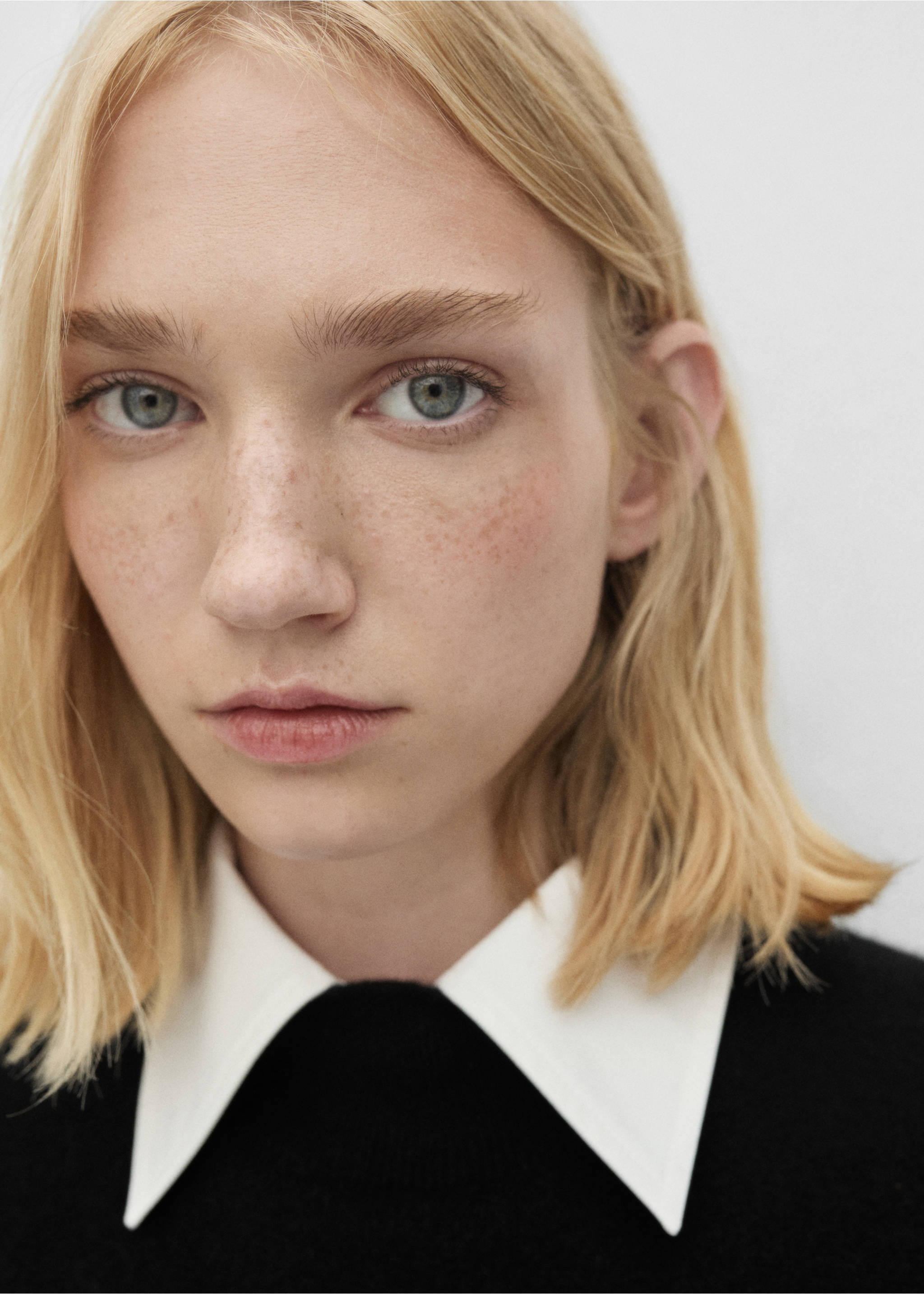 100% cashmere sweater with perkins neck - Details of the article 1, Black. Ref: 77078263-00.