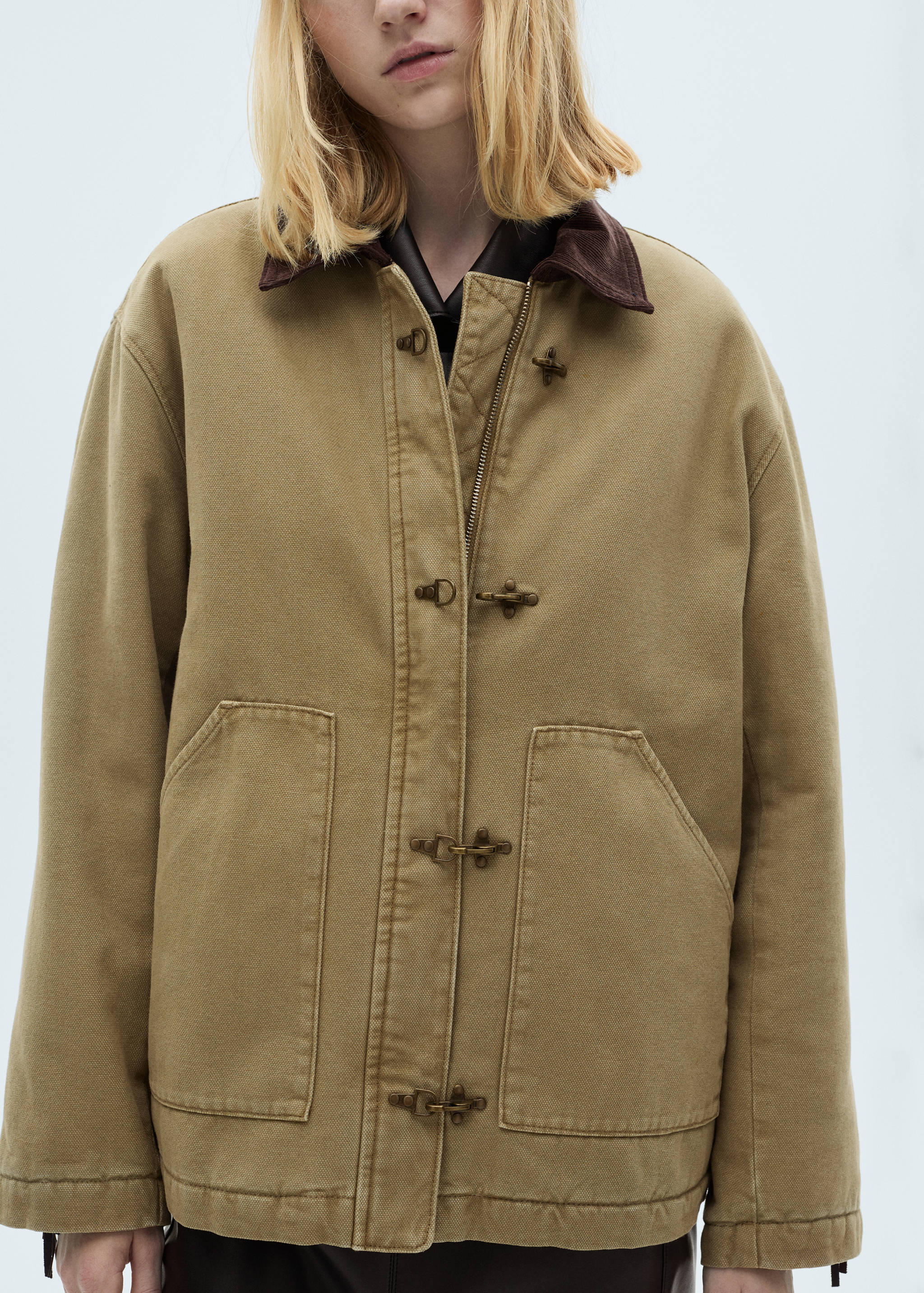 barn jacket with contrasting collar and pockets - Details of the article 6