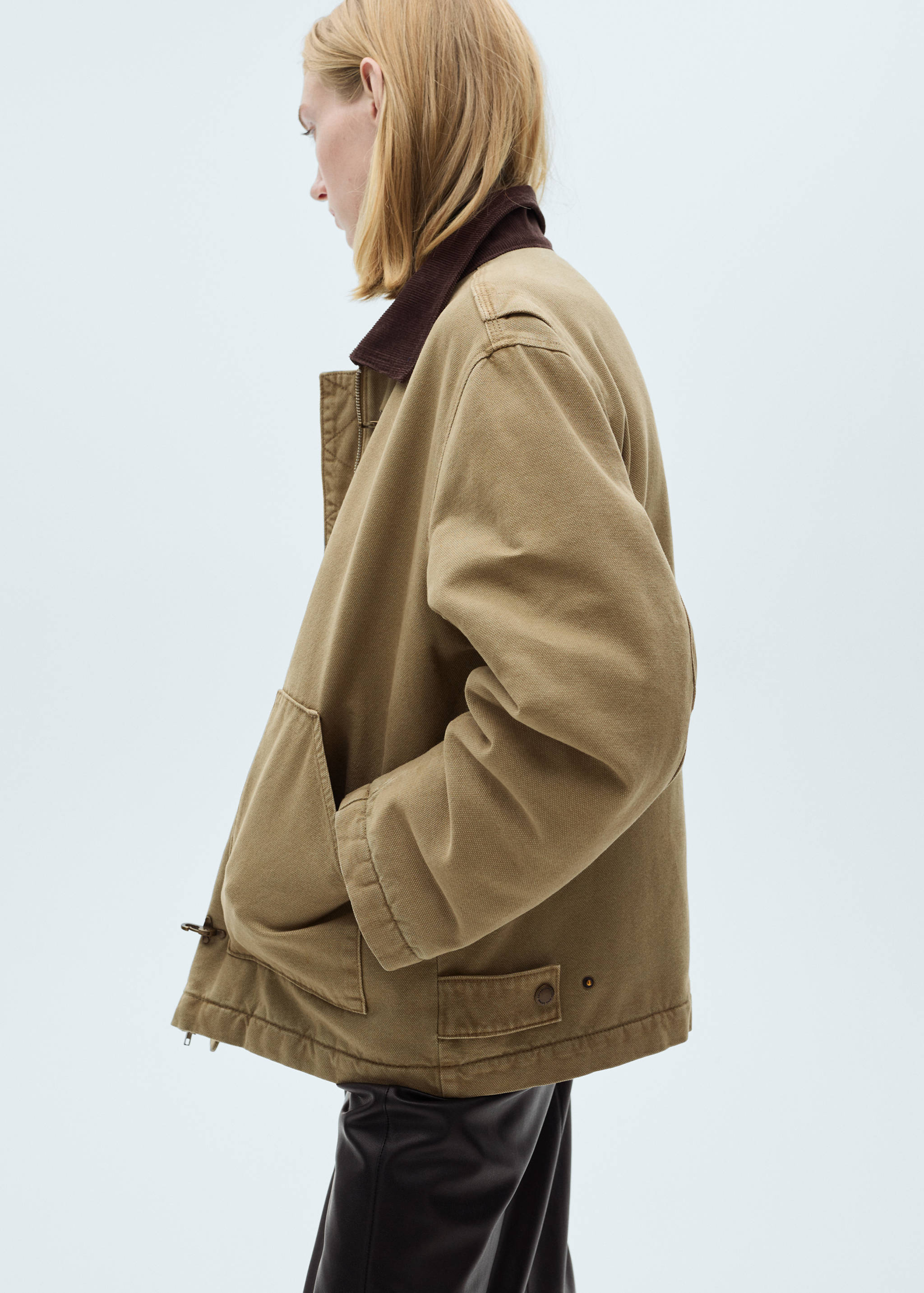barn jacket with contrasting collar and pockets - Details of the article 2