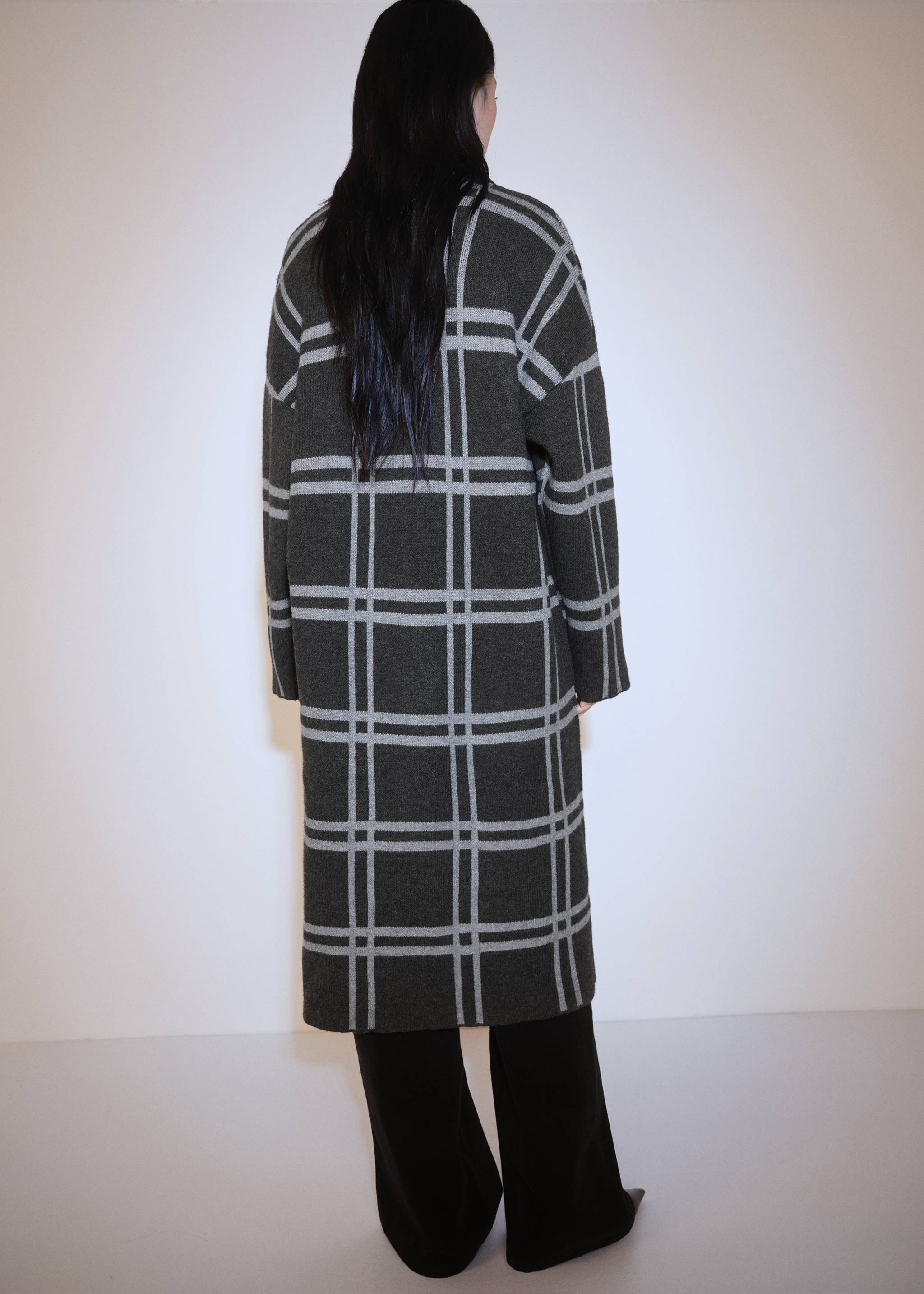 Check knitted coat - Reverse of the article, Charcoal. Ref: 77078276-00.