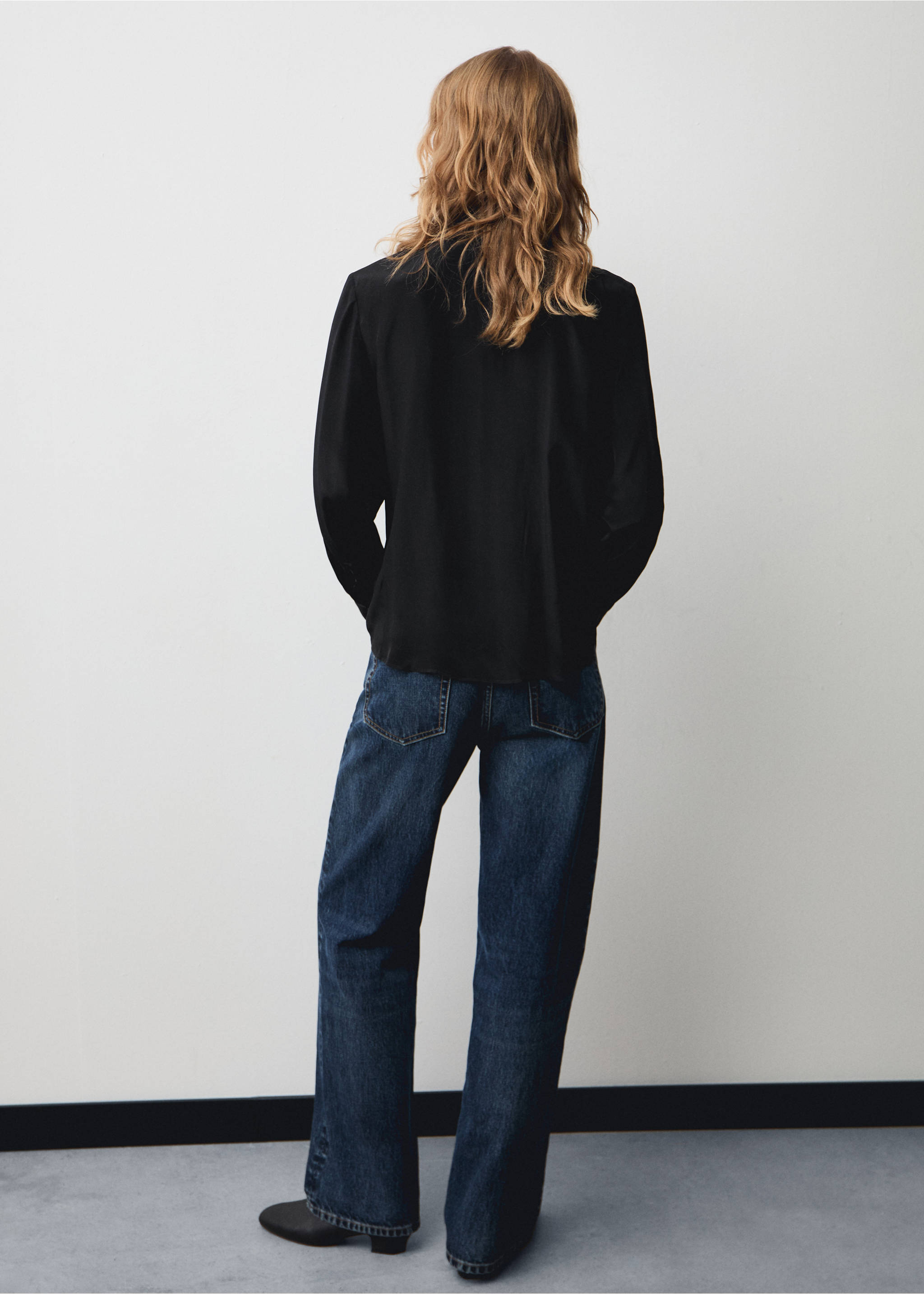 Chemise satinée nœud - Verso de l’article, Noir. Ref: 77079055-00.