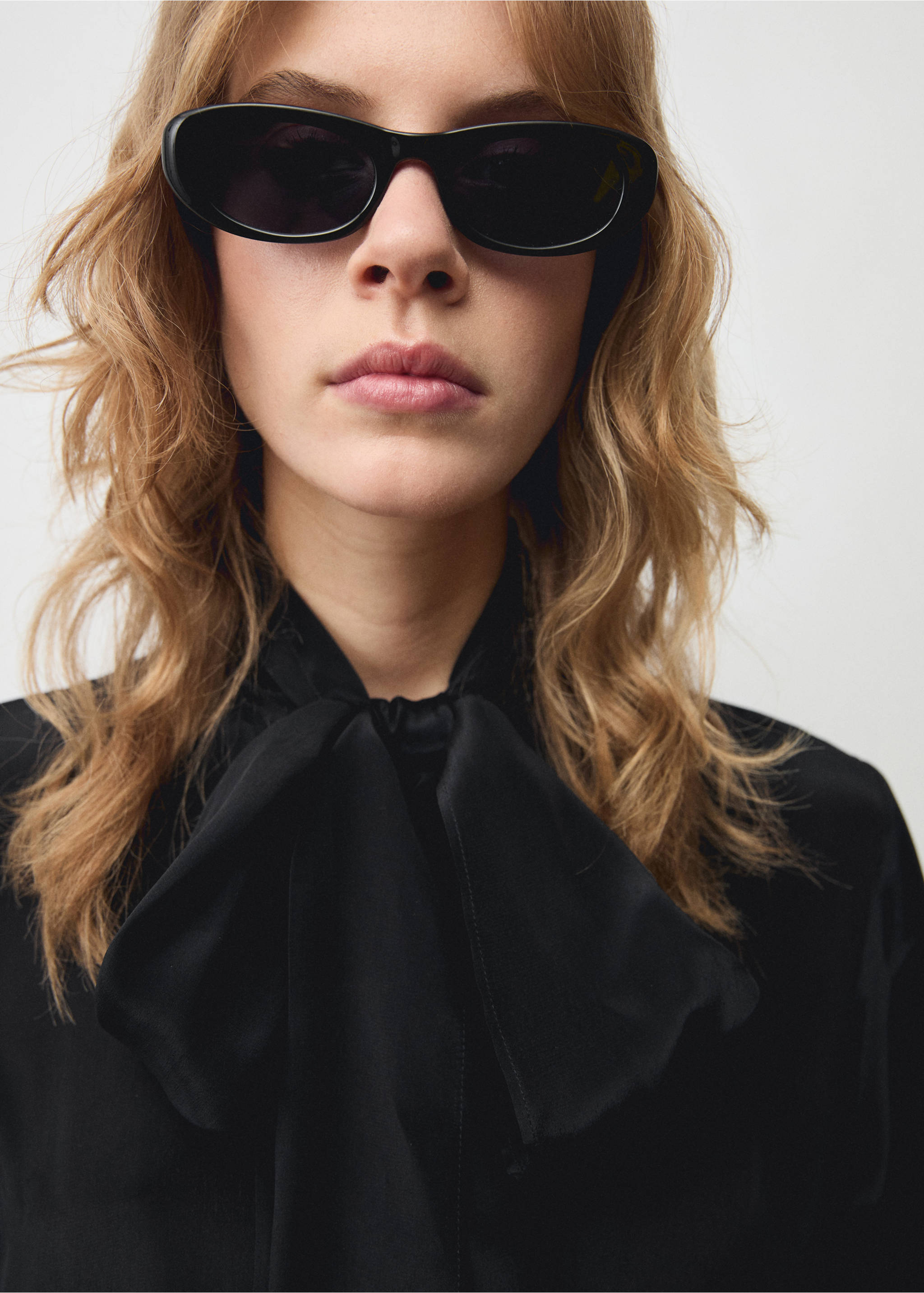 Chemise satinée nœud - Détail de l'article 1, Noir. Ref: 77079055-00.