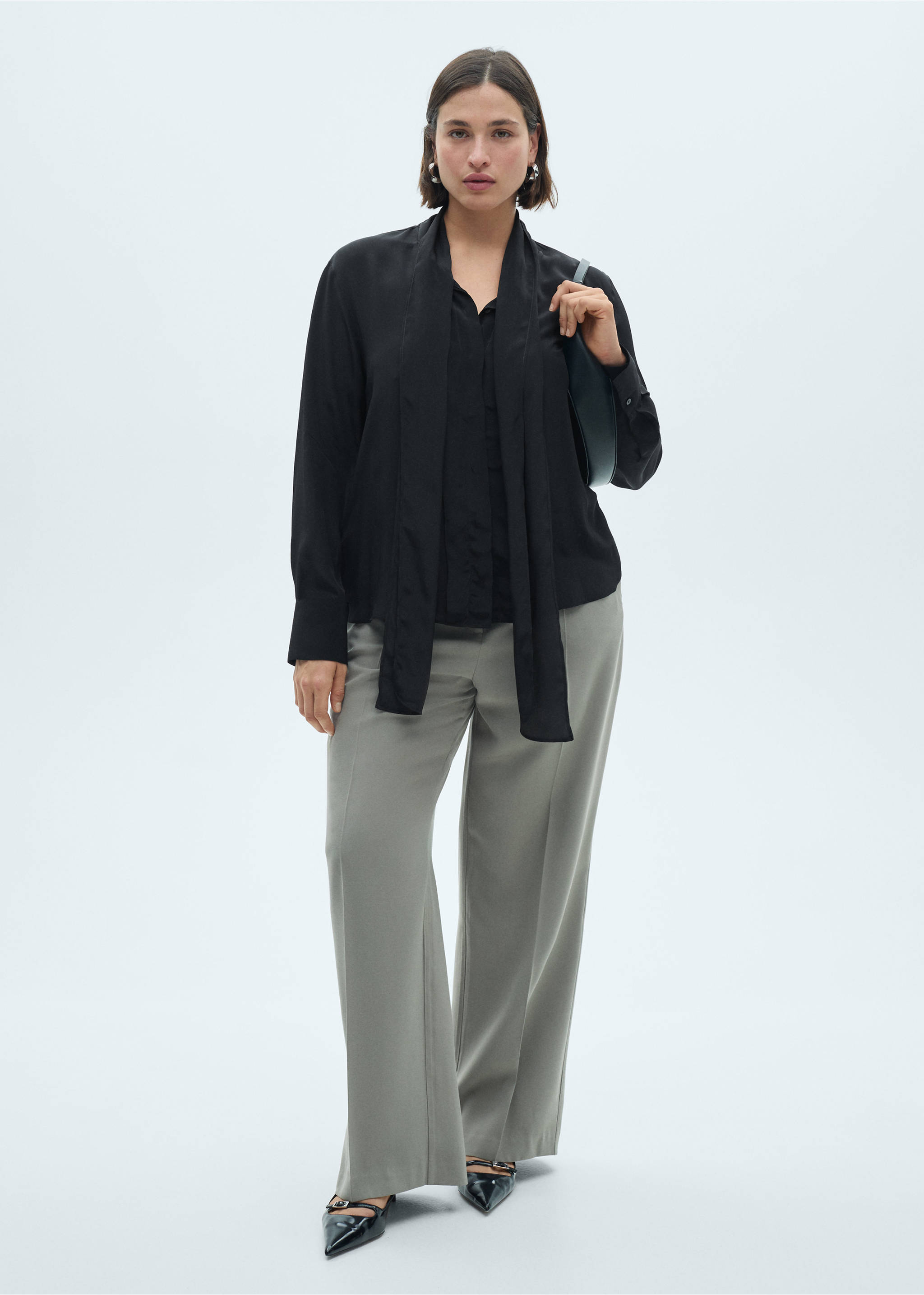 Chemise satinée nœud - Détail de l'article 3, Noir. Ref: 77079055-00.