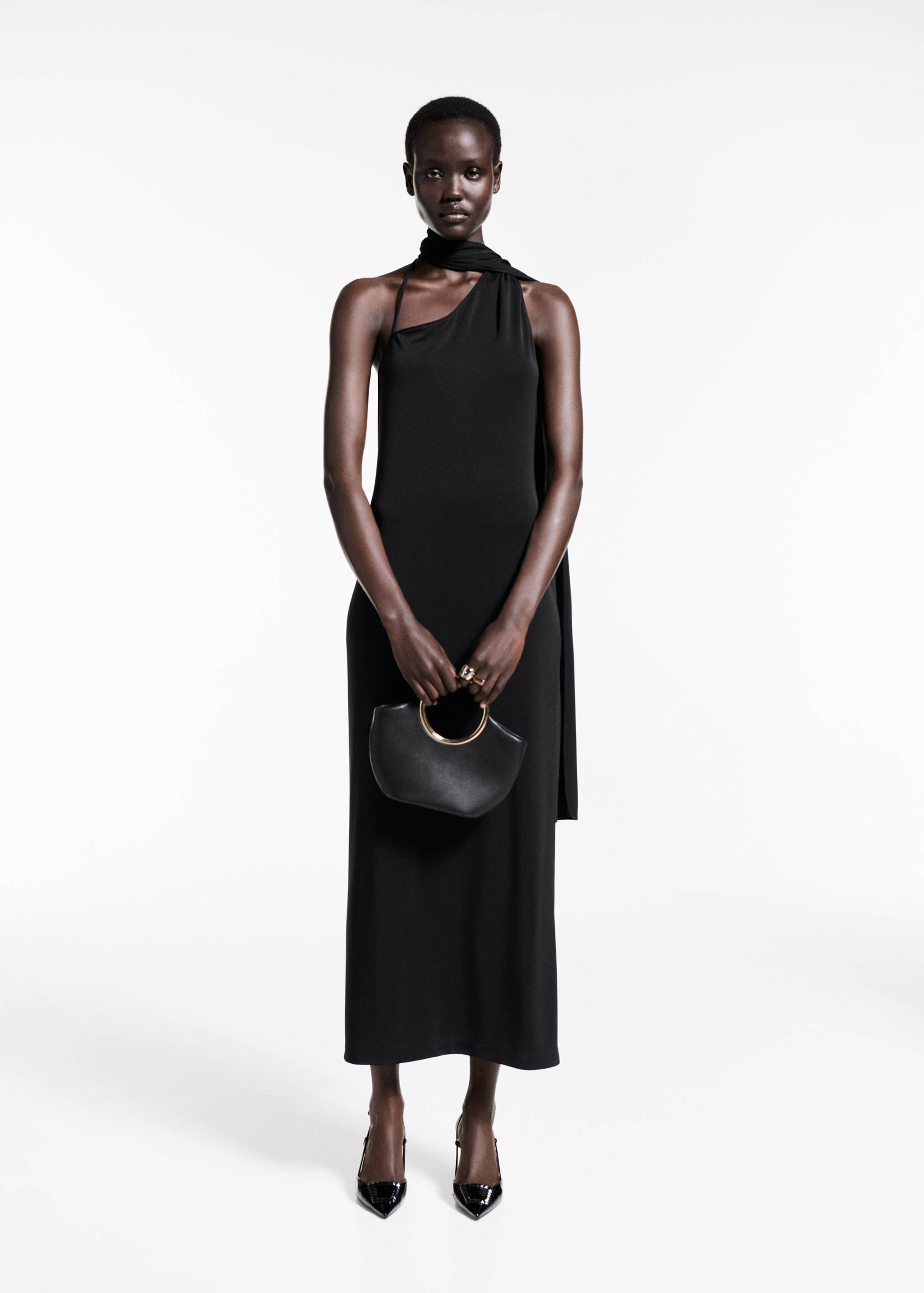 Vestido assimétrico de gola com laço - Plano geral