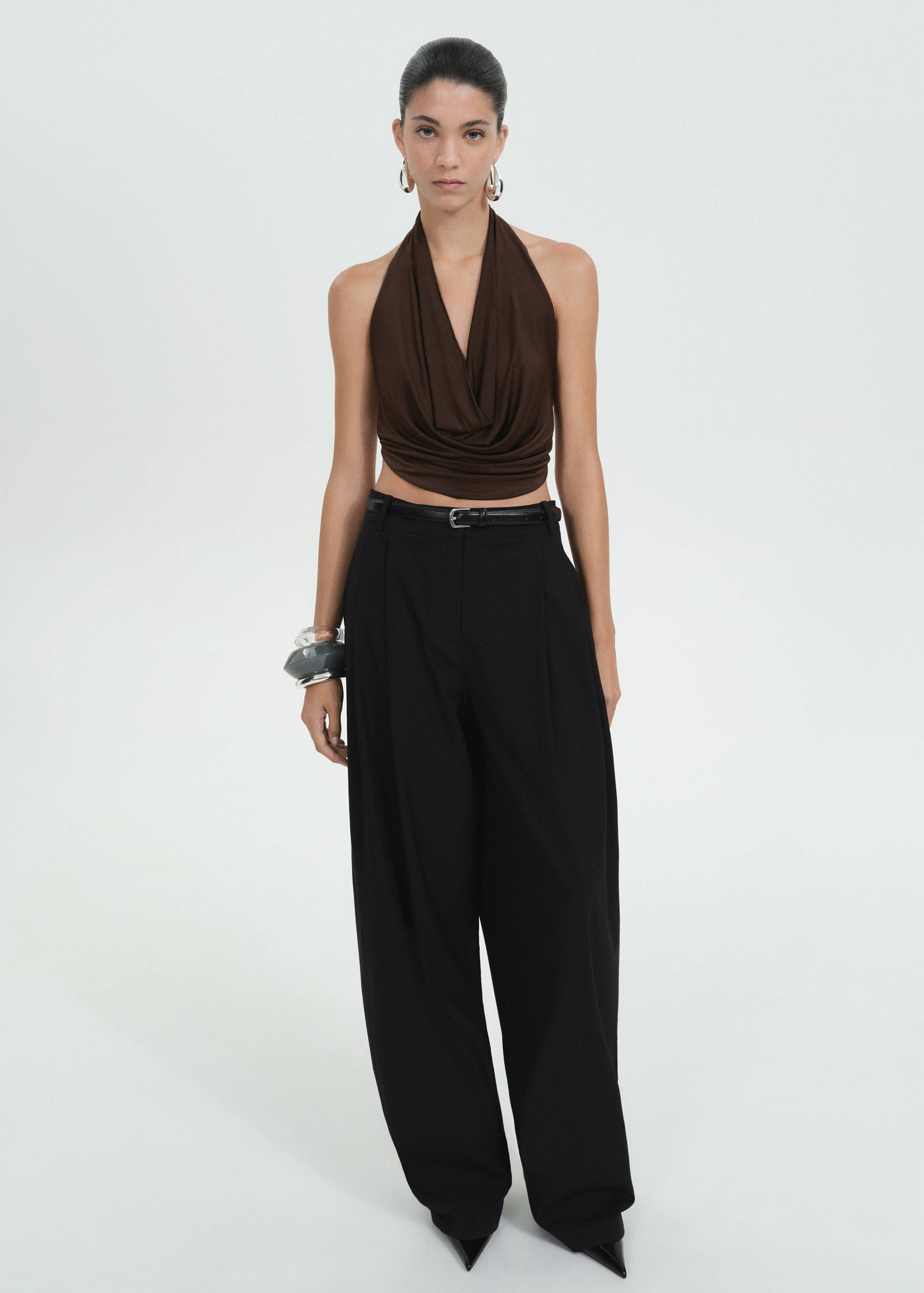 Top z drapowanym dekoltem i odkrytymi plecami - Plan ogólny