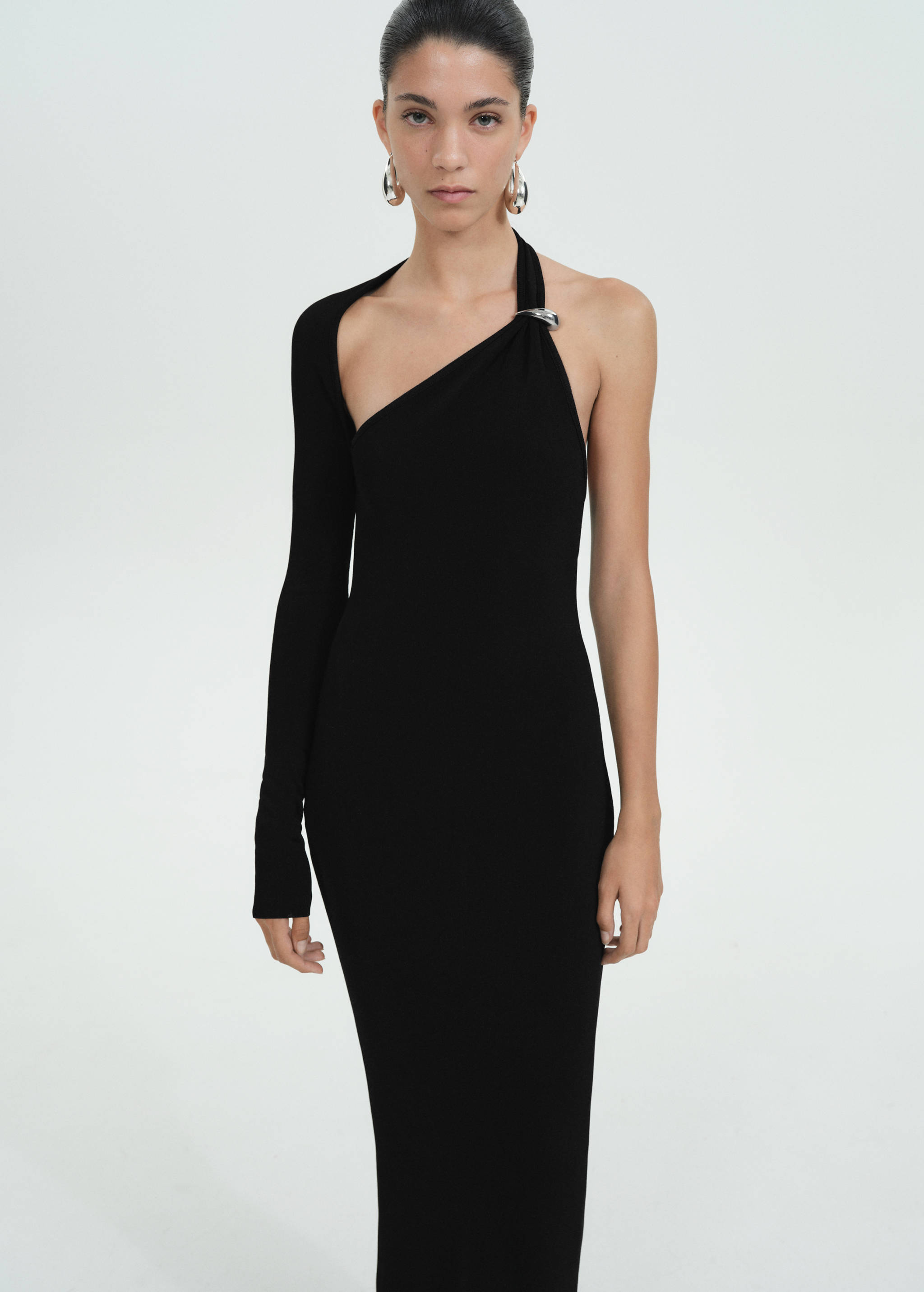 Asimetrična pletena haljina otvorenih leđa - Prikaz srednjeg dijela