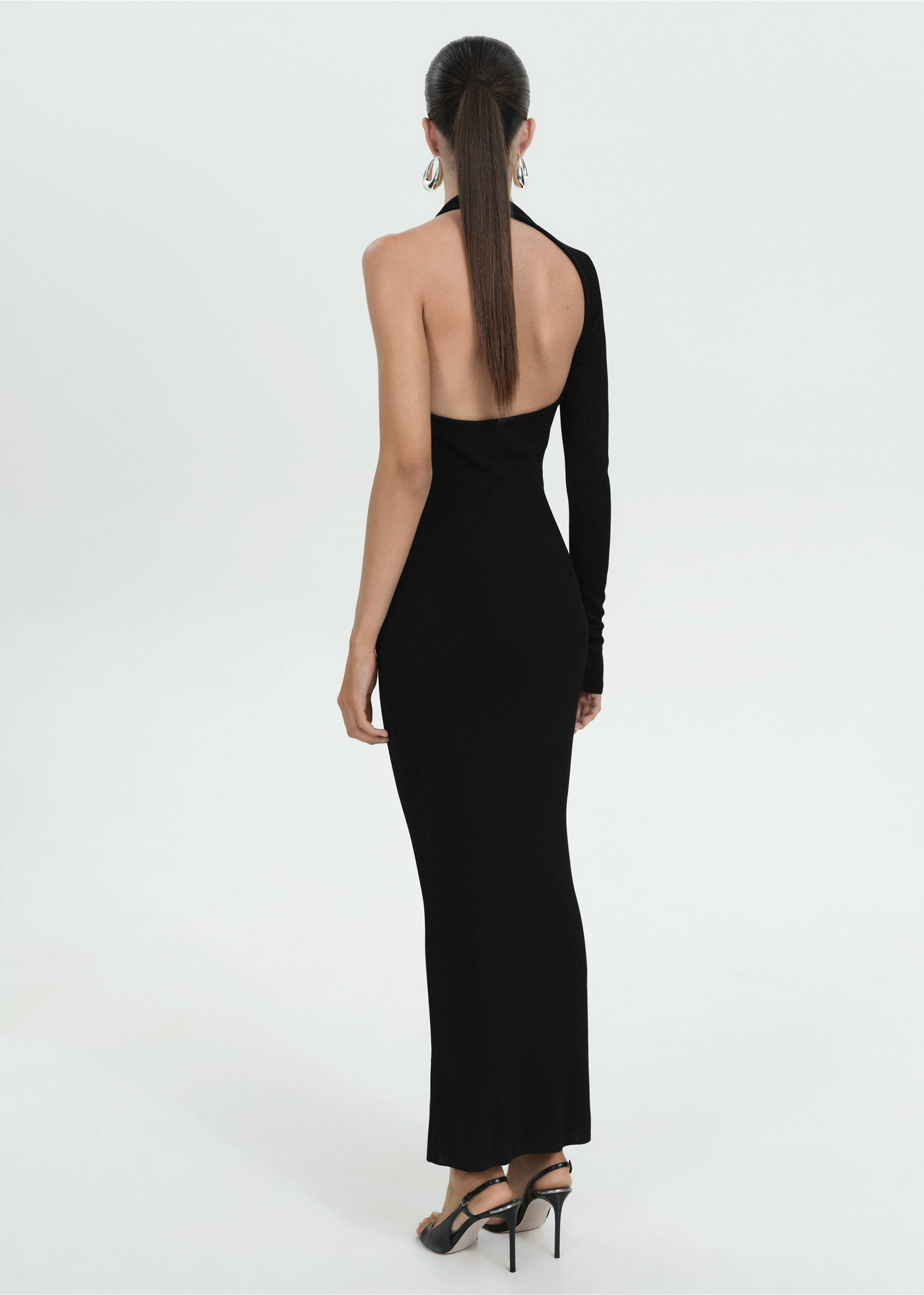 Asymmetrisches rückenfreies Strickkleid - Rückseite des Artikels, Schwarz. Ref: 77079073-00.