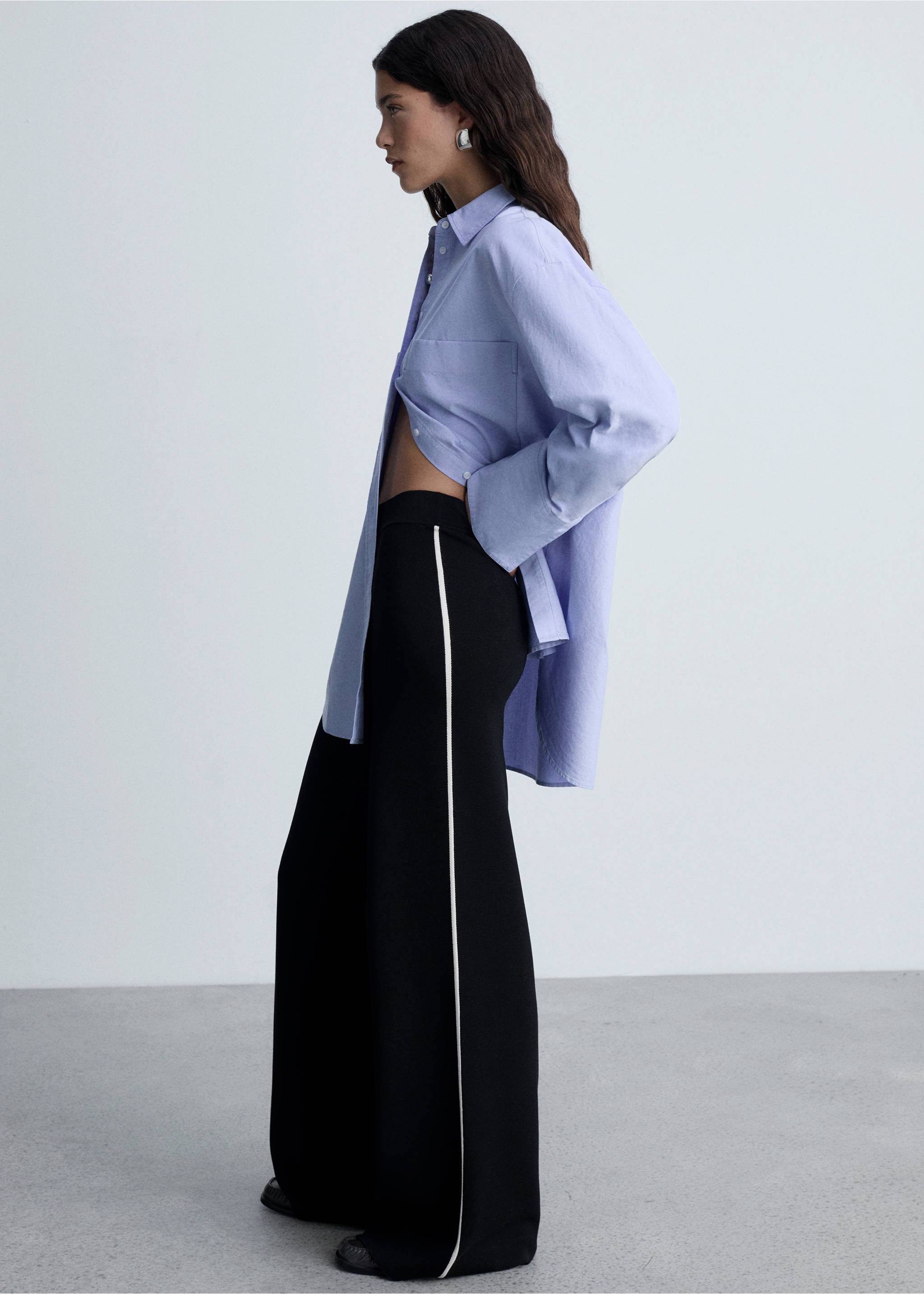 Contrast stripe straight trousers - Details of the article 1, Black. Ref: 77079076-00.