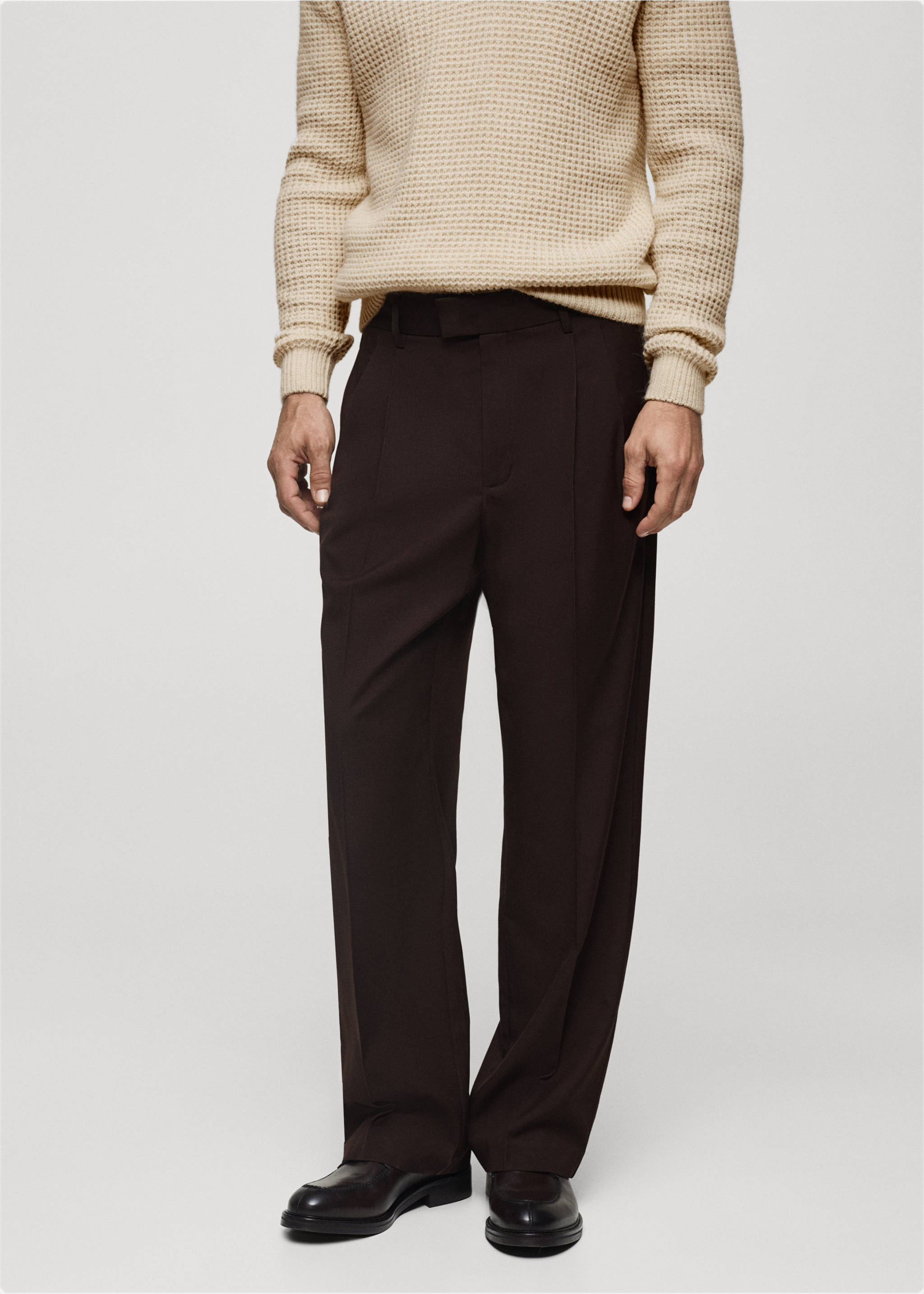 Pantaloni regular-fit pinces - Piano medio, Cioccolato. Ref: 77079227-00.