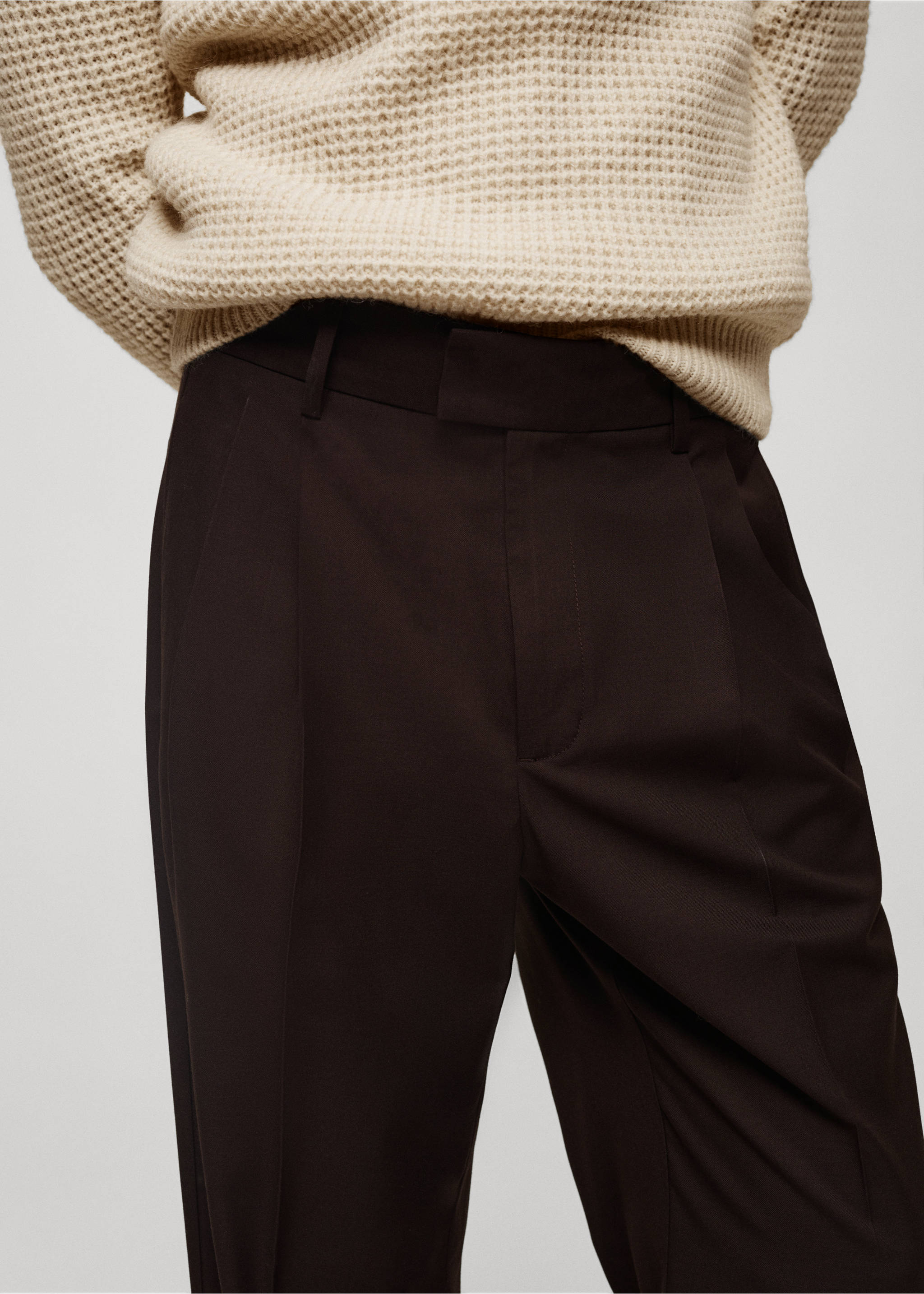 Pantaloni regular-fit pinces - Dettaglio dell'articolo 1, Cioccolato. Ref: 77079227-00.