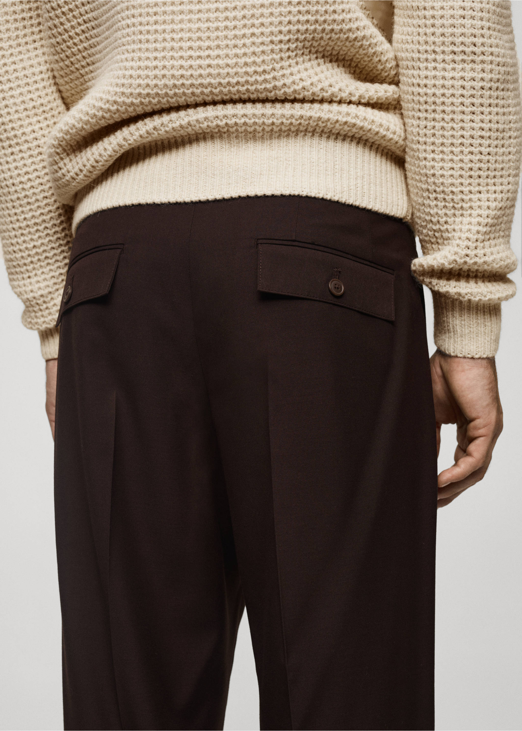 Pantaloni regular-fit pinces - Dettaglio dell'articolo 3, Cioccolato. Ref: 77079227-00.