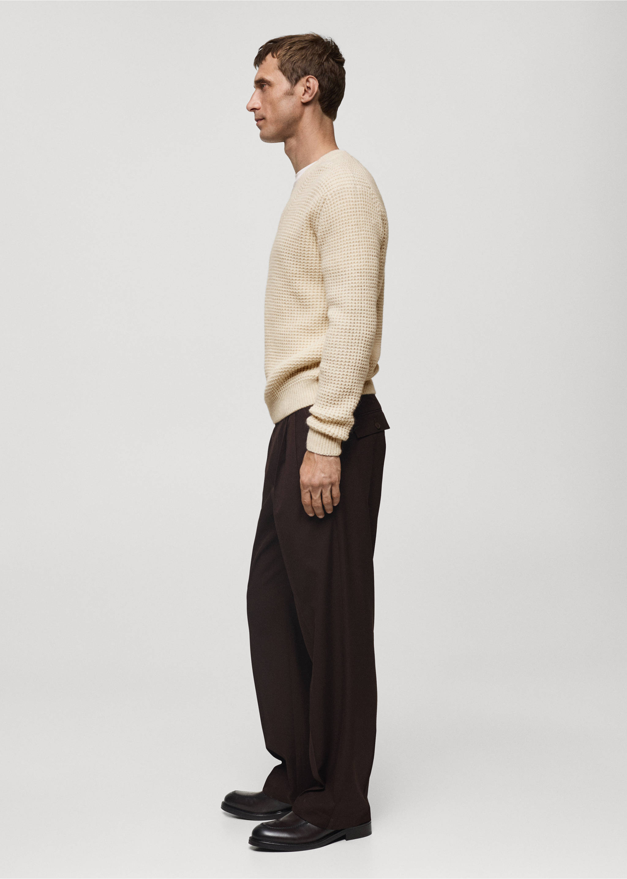 Pantaloni regular-fit pinces - Dettaglio dell'articolo 2, Cioccolato. Ref: 77079227-00.