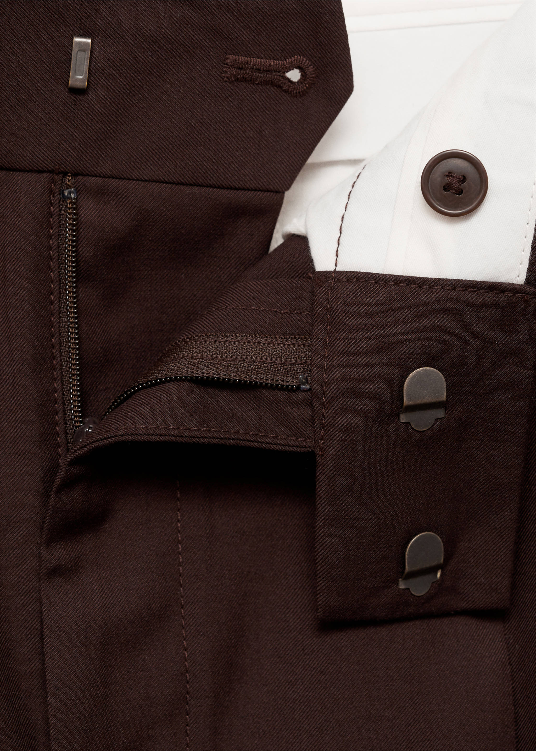 Pantaloni regular-fit pinces - Dettaglio dell'articolo 8, Cioccolato. Ref: 77079227-00.