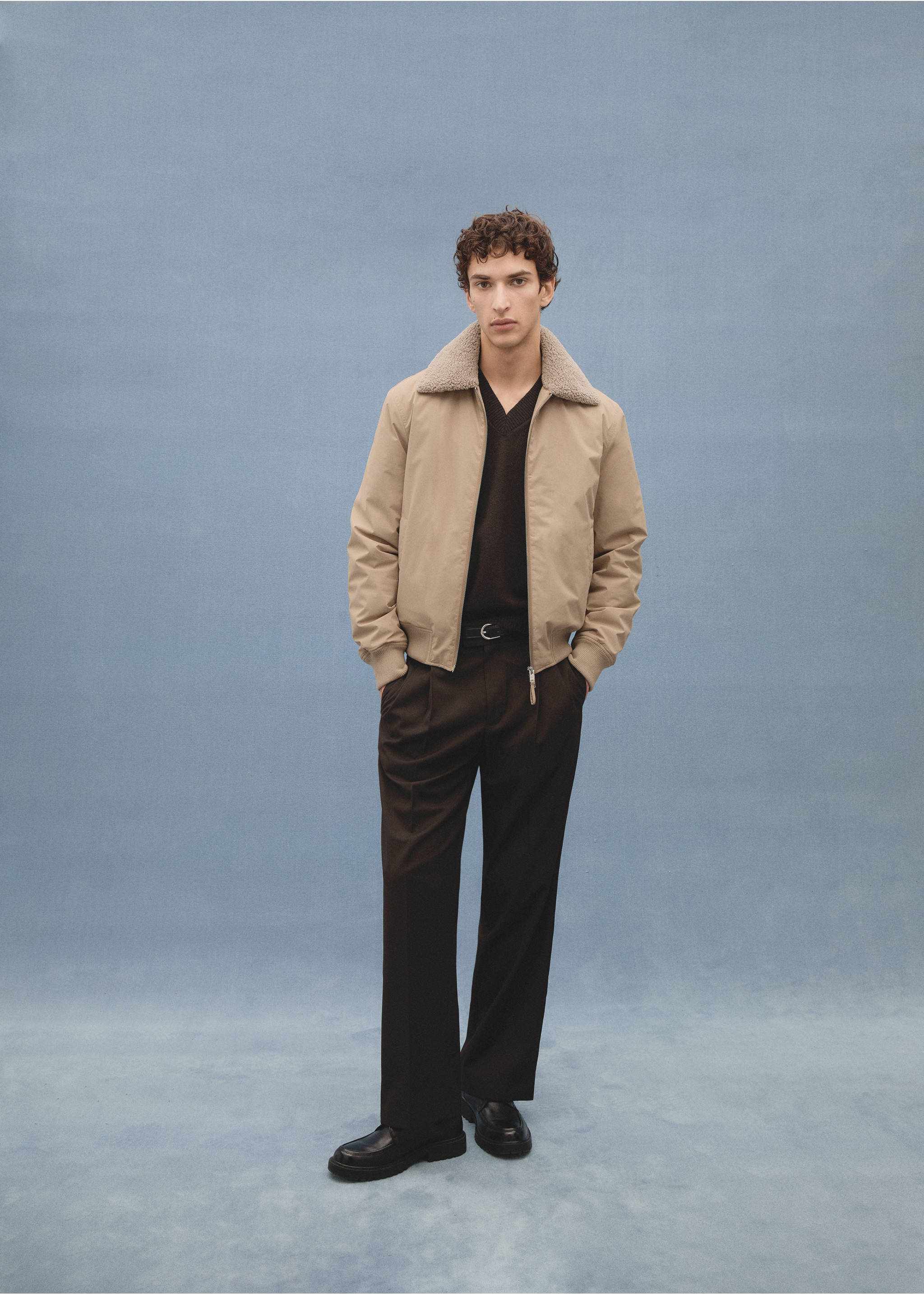 Pantaloni regular-fit pinces - Dettaglio dell'articolo 5, Cioccolato. Ref: 77079227-00.