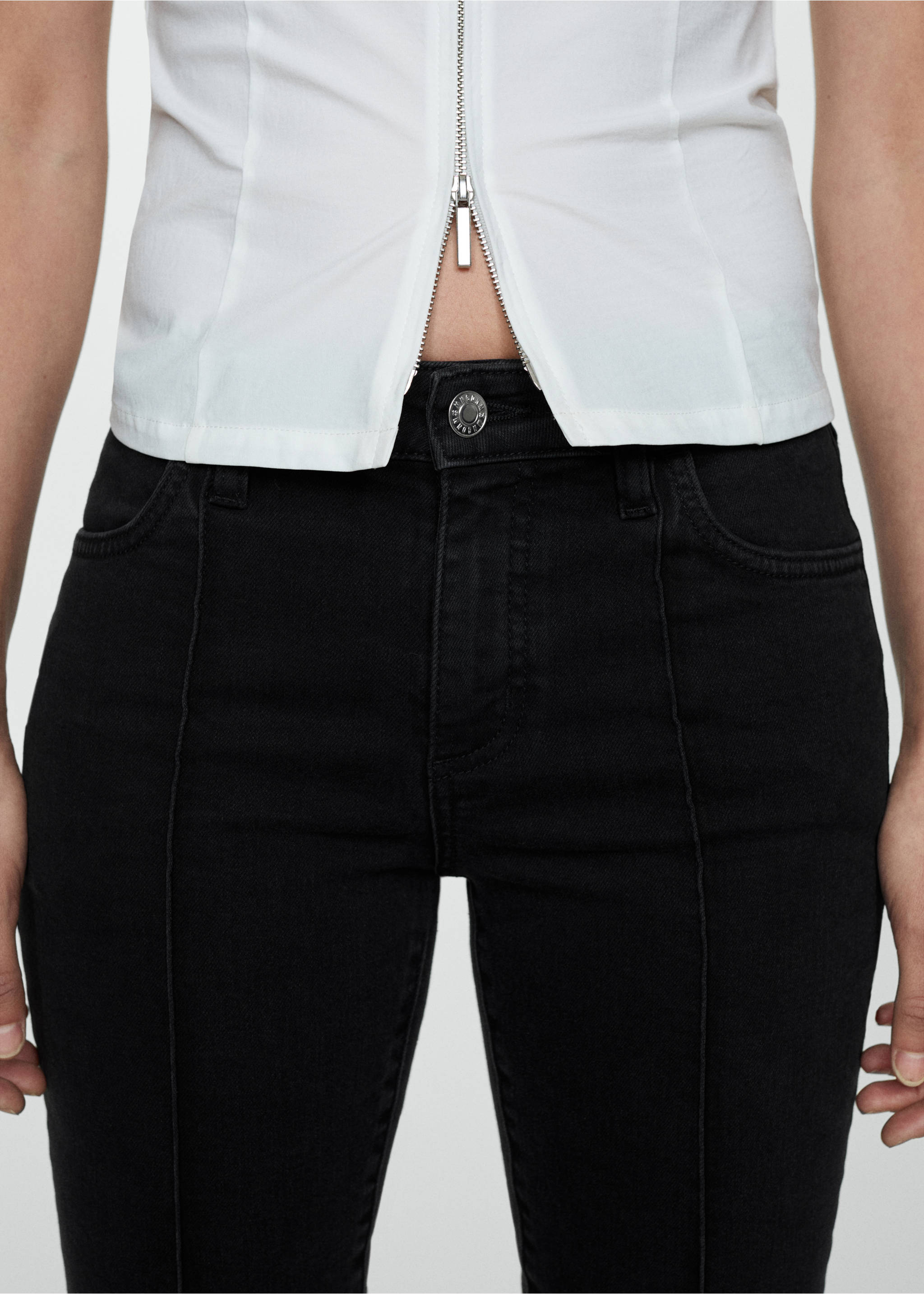 Slim capri jeans with decorative stitching - Details of the article 6, Black denim. Ref: 77080354-00.