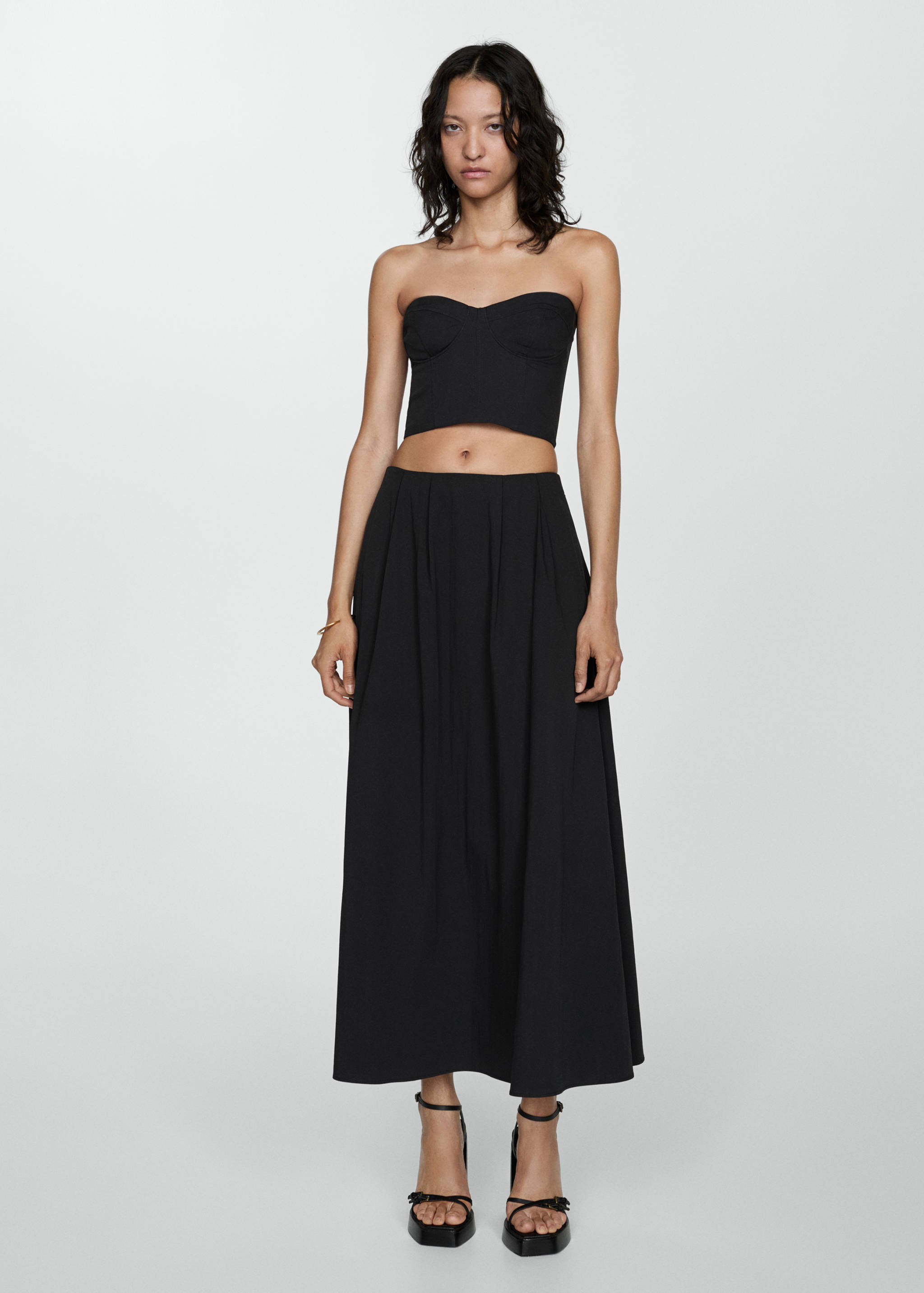 Top cropped fără bretele - Plan general