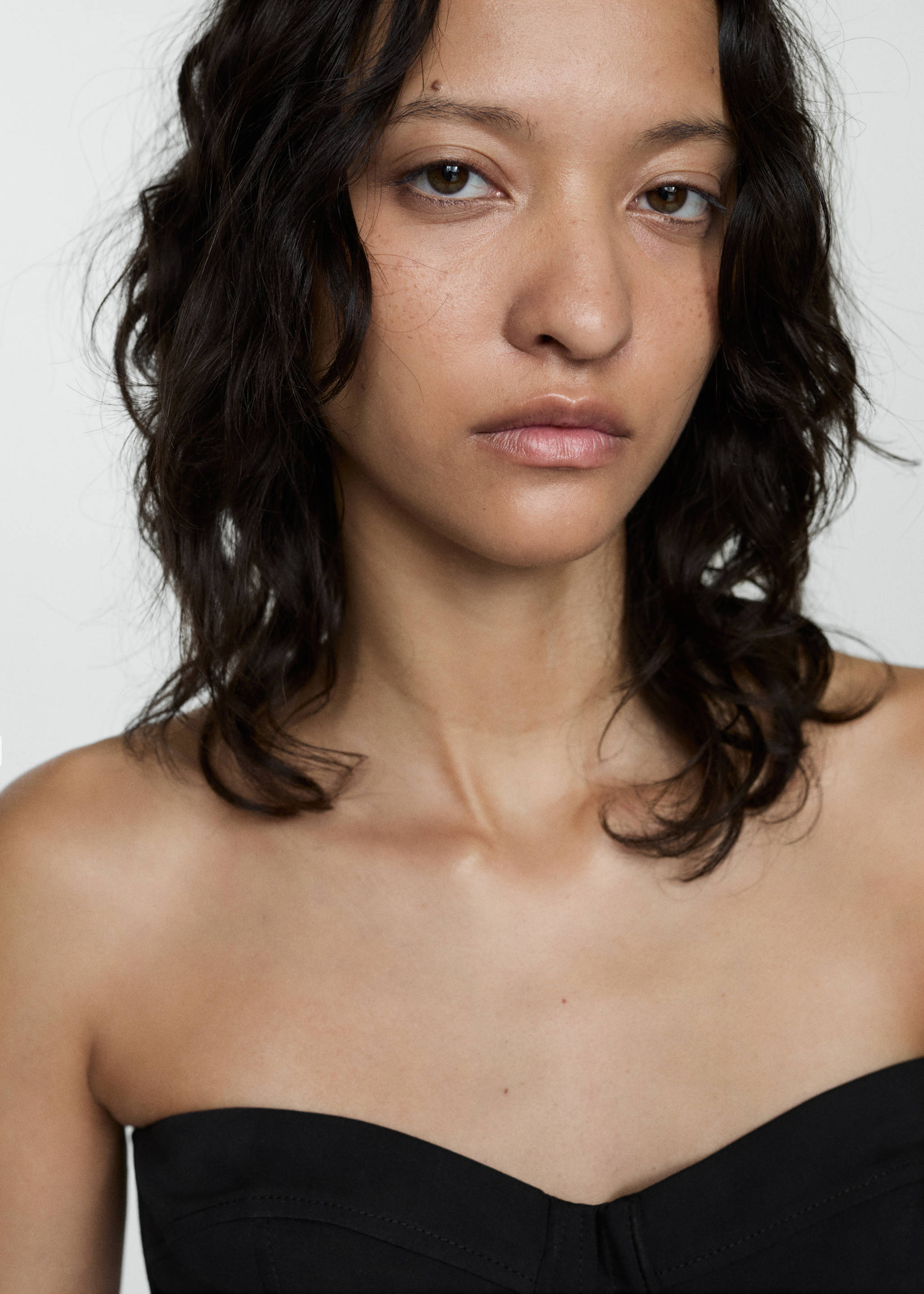 Top cropped fără bretele - Plan mediu