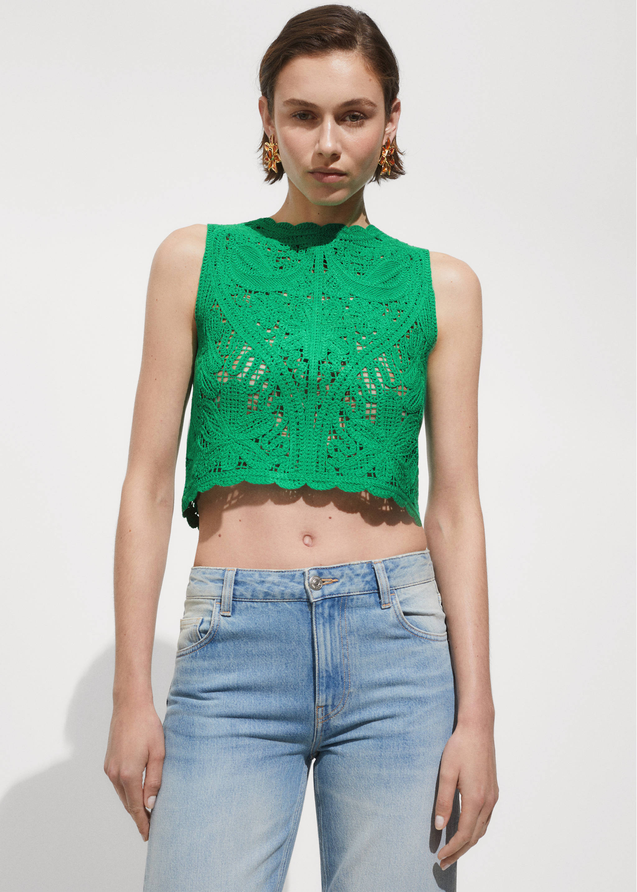 Crochet top with flowers - Details of the article 2