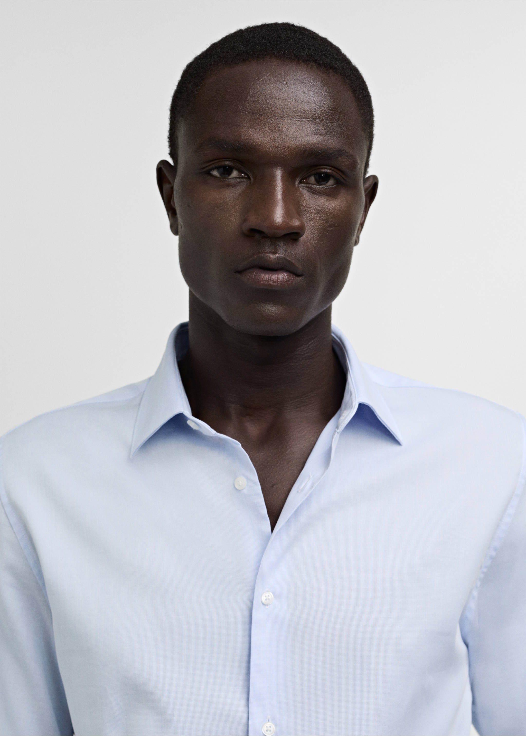 Slim Fit-Oberhemd aus Baumwoll-Popeline - Detail des Artikels 1, Himmelblau. Ref: 77080570-00.