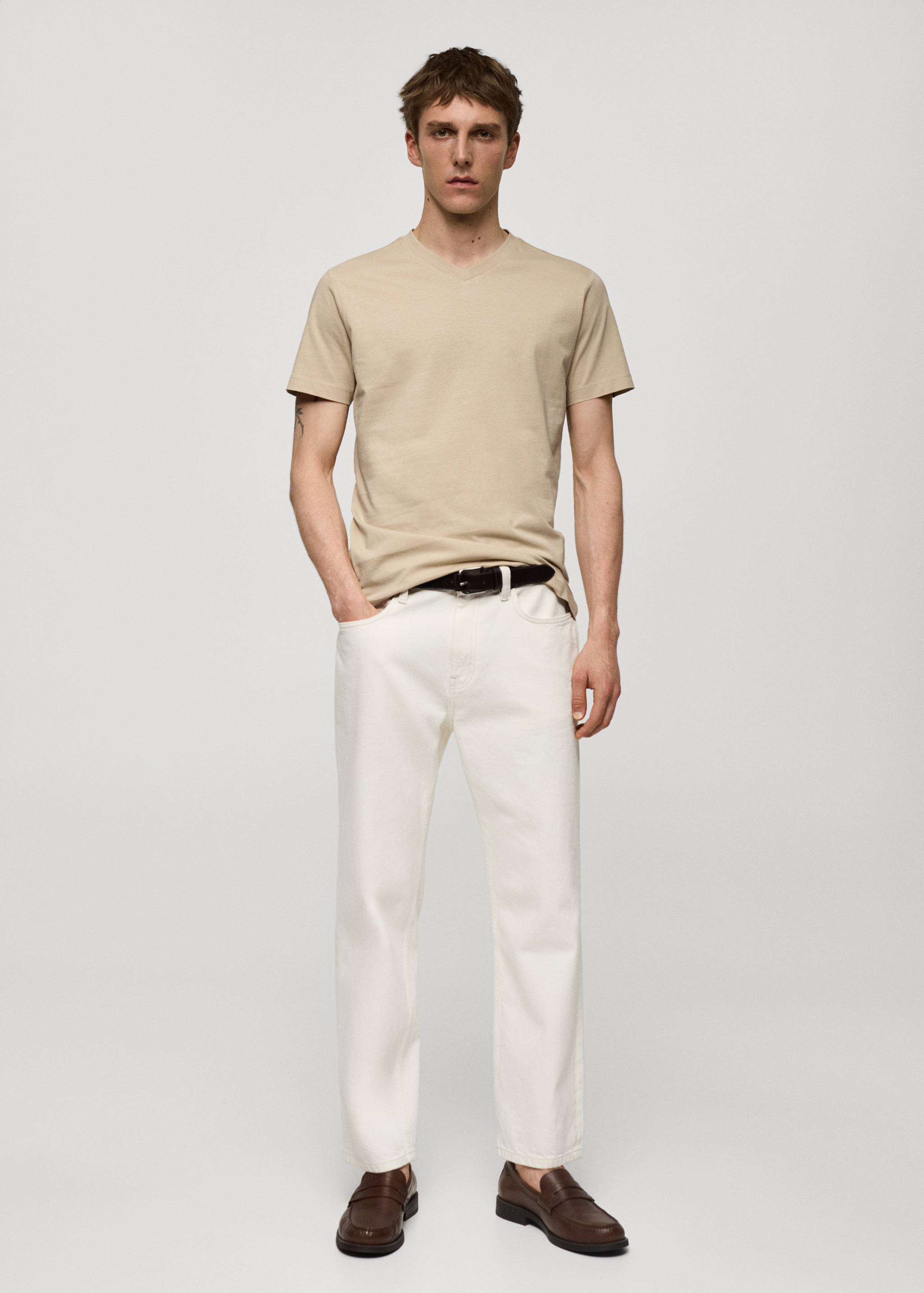 Camiseta slim fit algodón cuello pico - Plano general