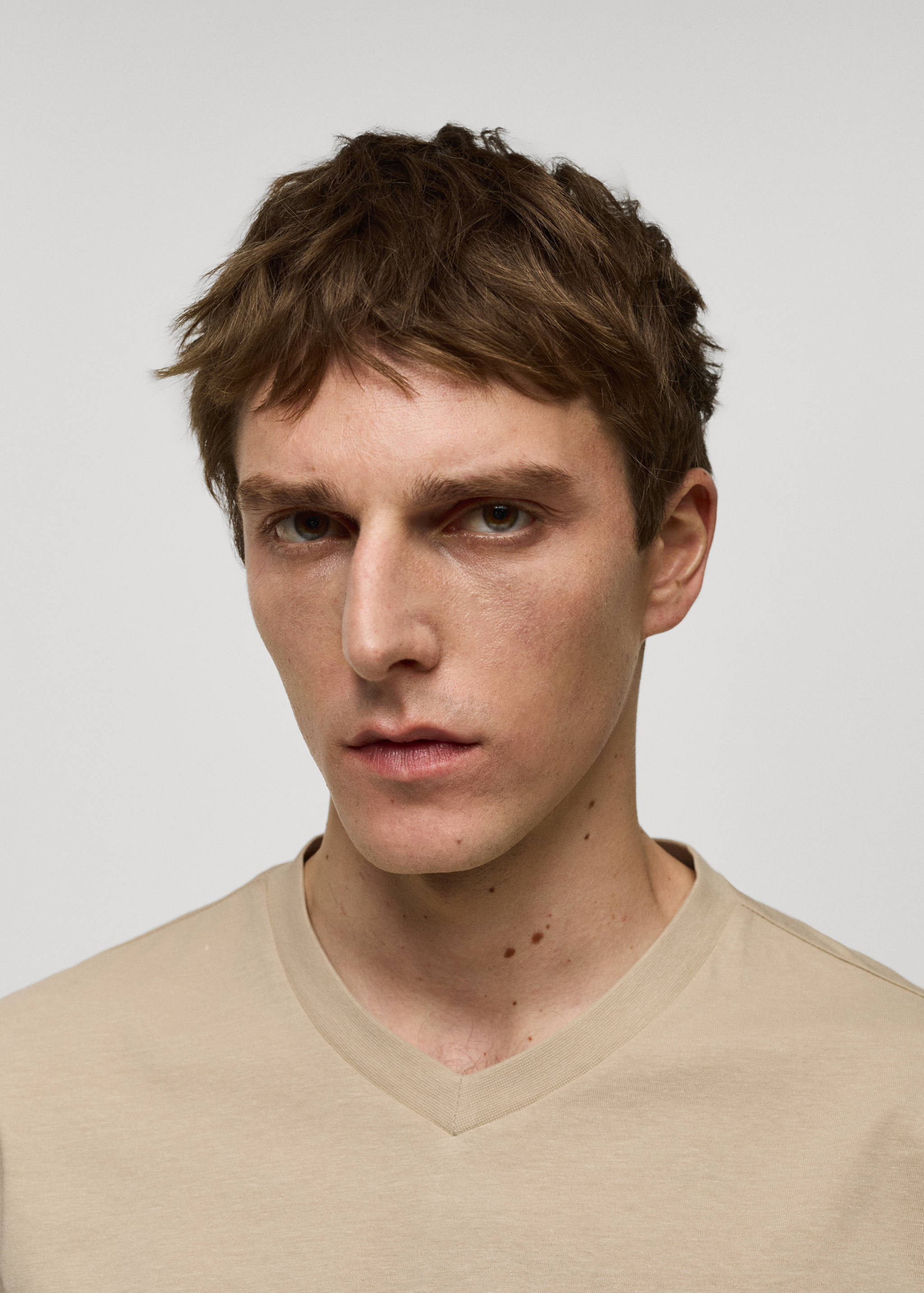 Camiseta slim fit algodón cuello pico - Detalle del artículo 1