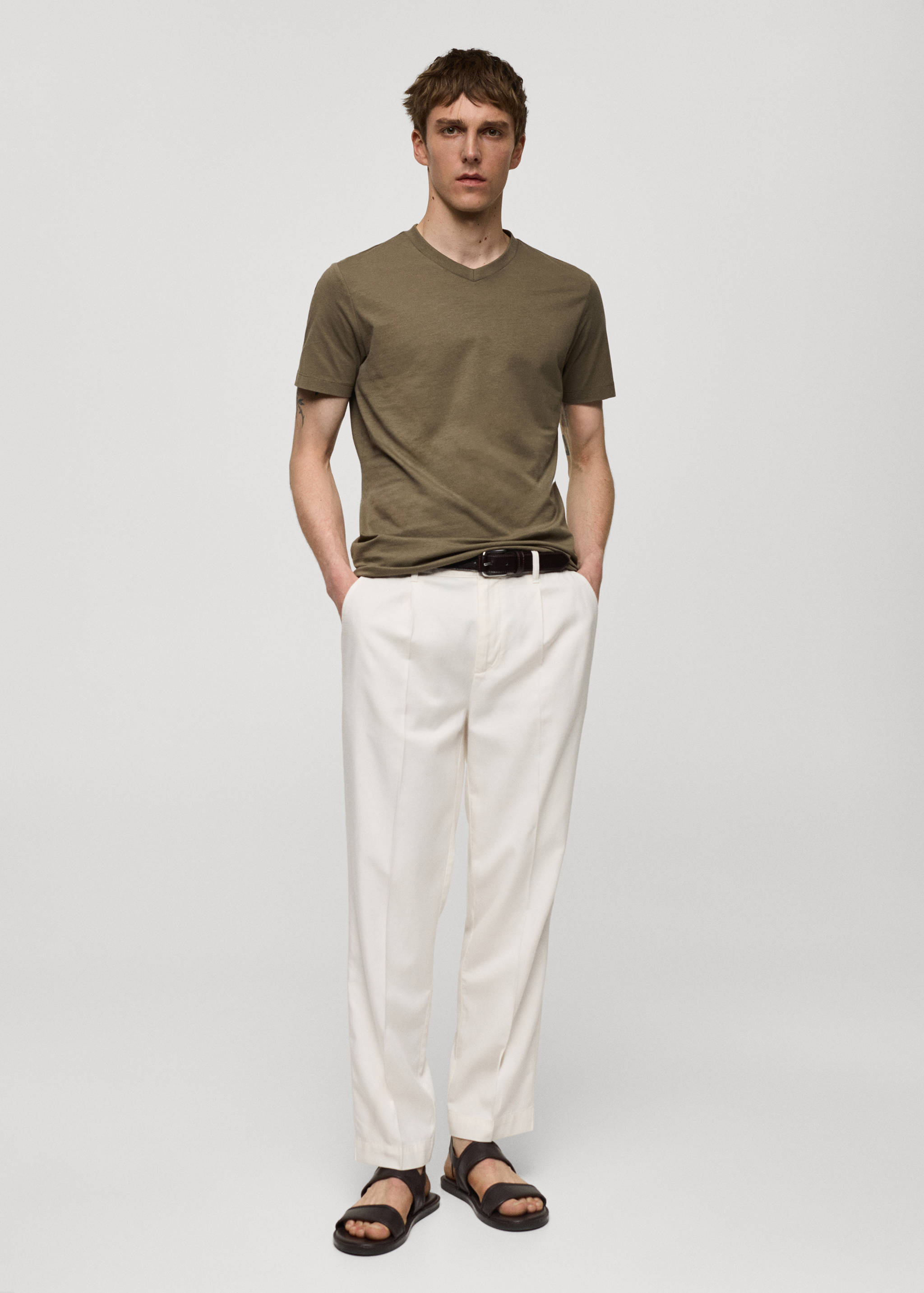 Camiseta slim fit algodón cuello pico - Plano general