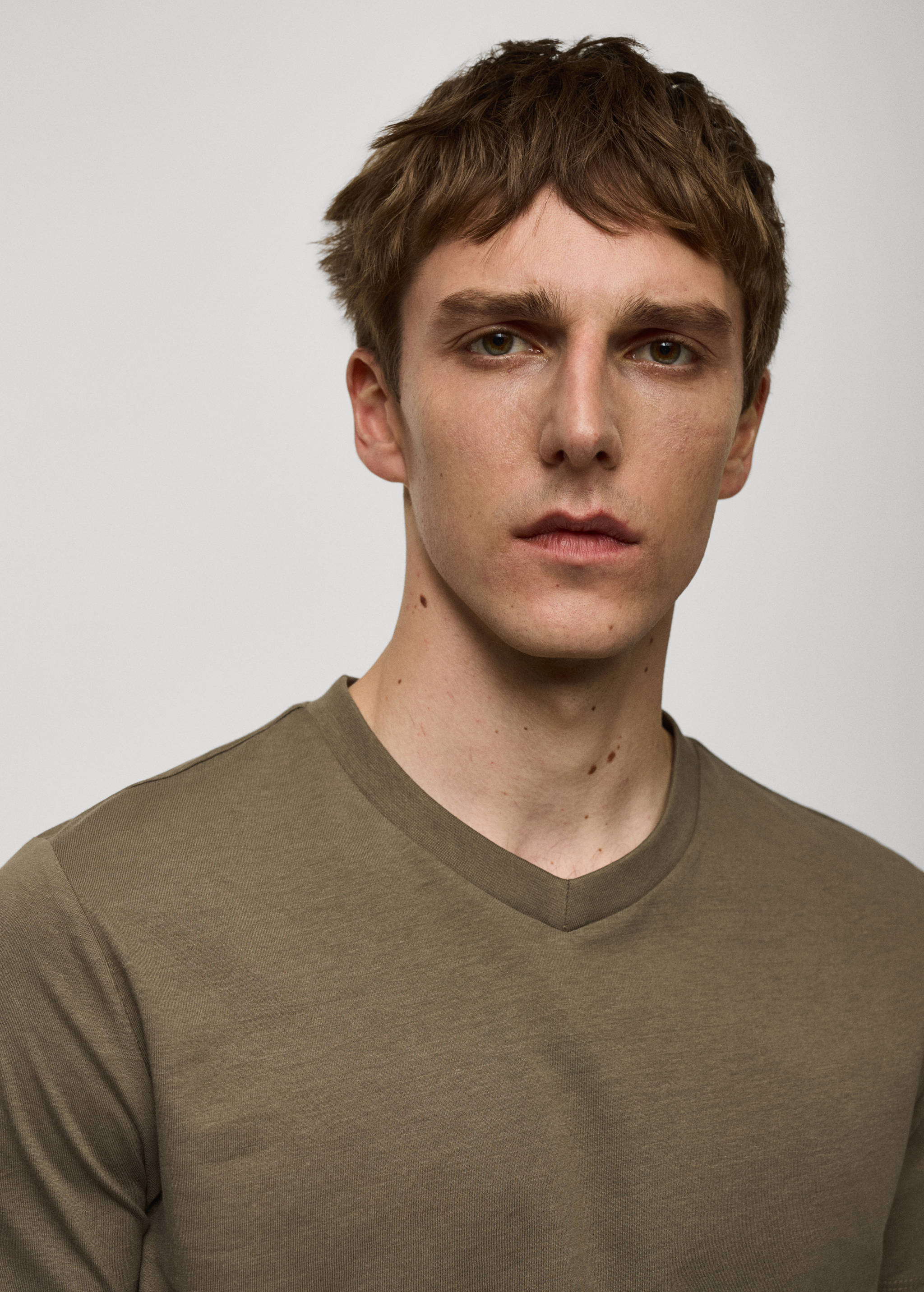 Camiseta slim fit algodón cuello pico - Detalle del artículo 1